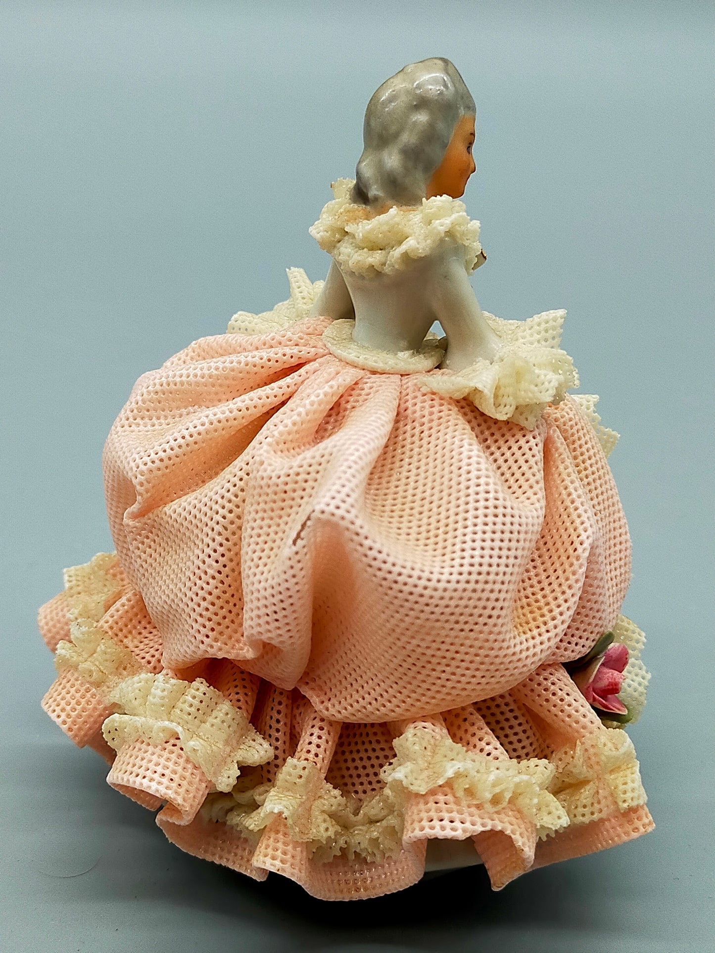 Dresden Porzellan Figur – Elegante Dame mit Fächer in Rosa und Weiß