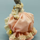 Dresden Porzellan Figur – Elegante Dame mit Fächer in Rosa und Weiß