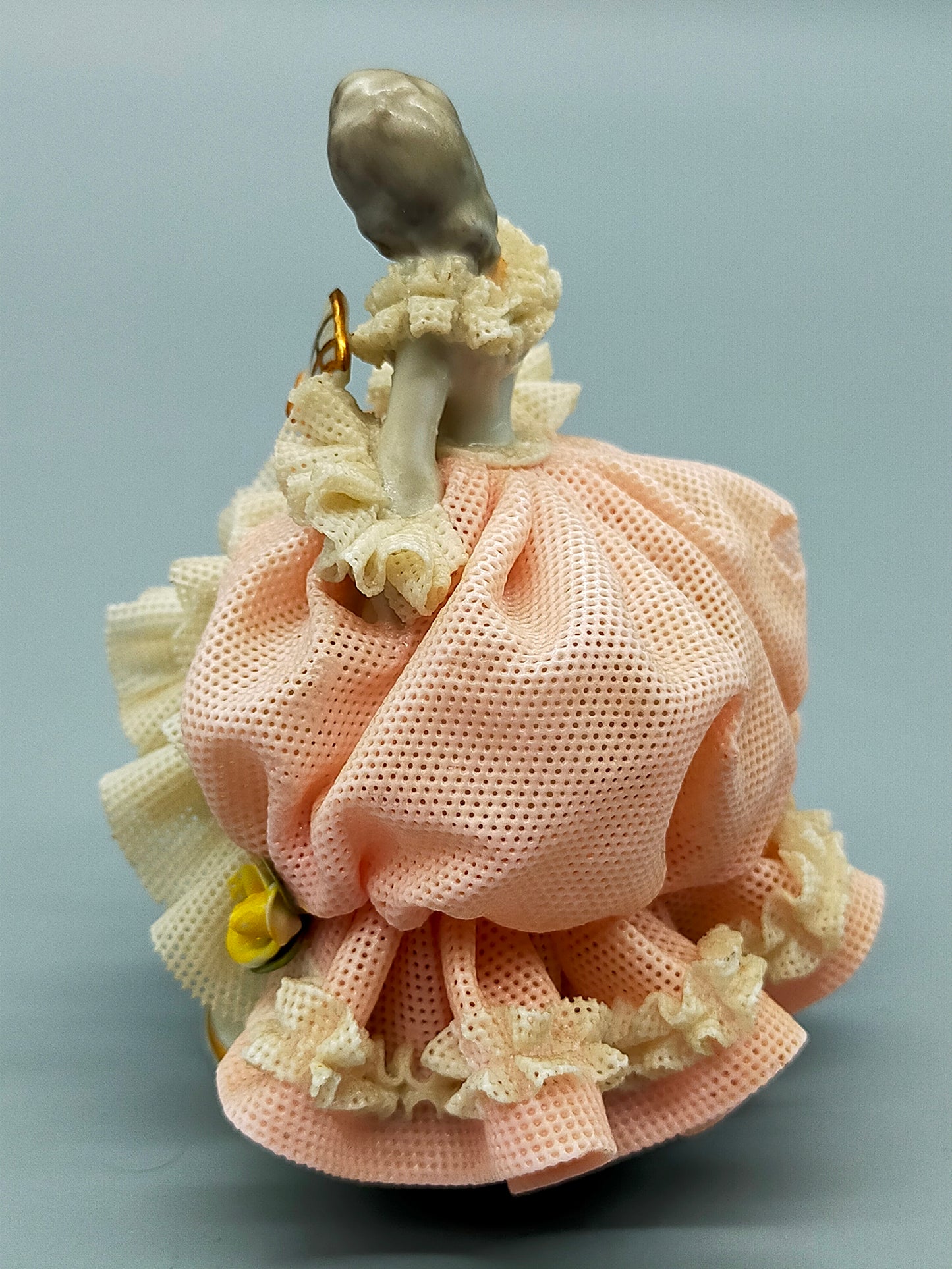 Dresden Porzellan Figur – Elegante Dame mit Fächer in Rosa und Weiß