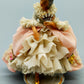 Dresden Porzellan Figur – Elegante Dame mit Fächer in Rosa und Weiß