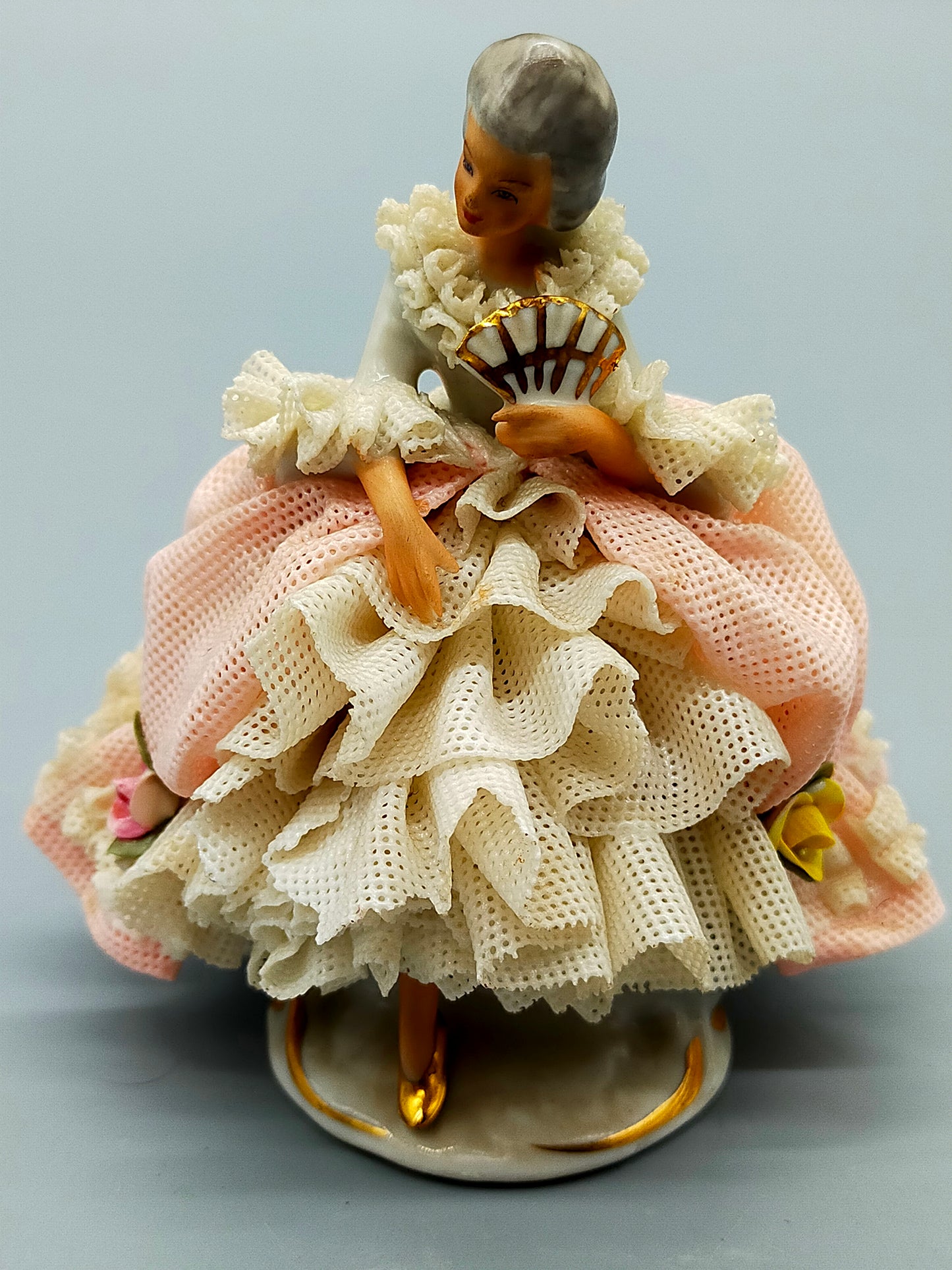 Dresden Porzellan Figur – Elegante Dame mit Fächer in Rosa und Weiß