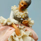 Dresden Porzellan Figur – Elegante Dame mit Fächer in Rosa und Weiß