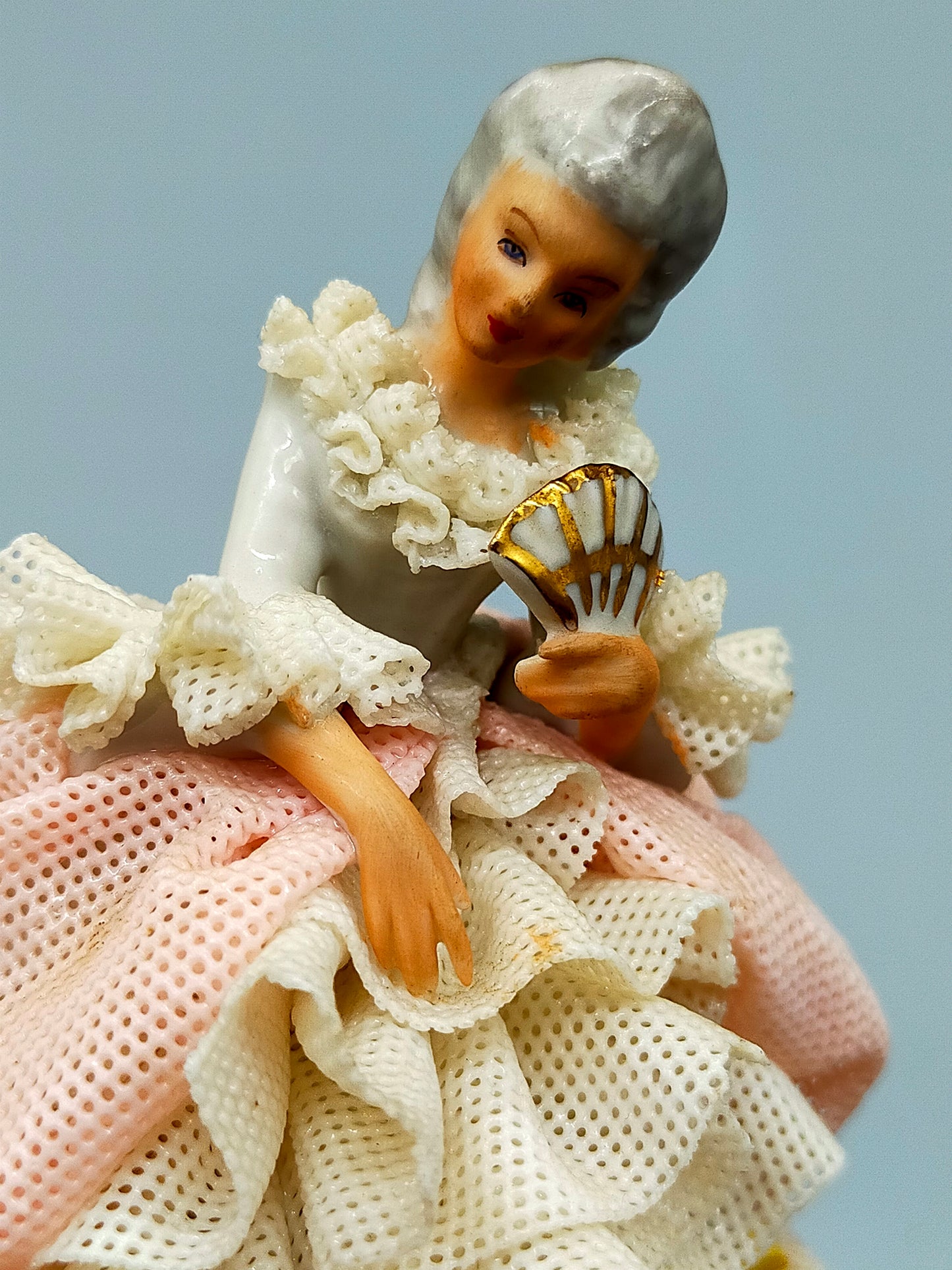 Dresden Porzellan Figur – Elegante Dame mit Fächer in Rosa und Weiß