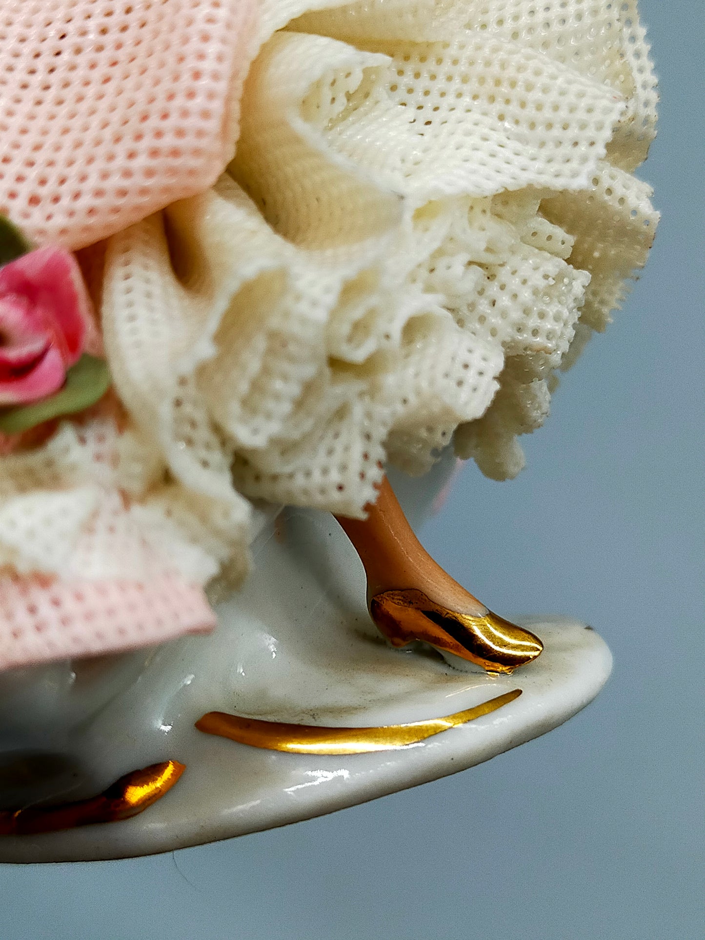 Dresden Porzellan Figur – Elegante Dame mit Fächer in Rosa und Weiß