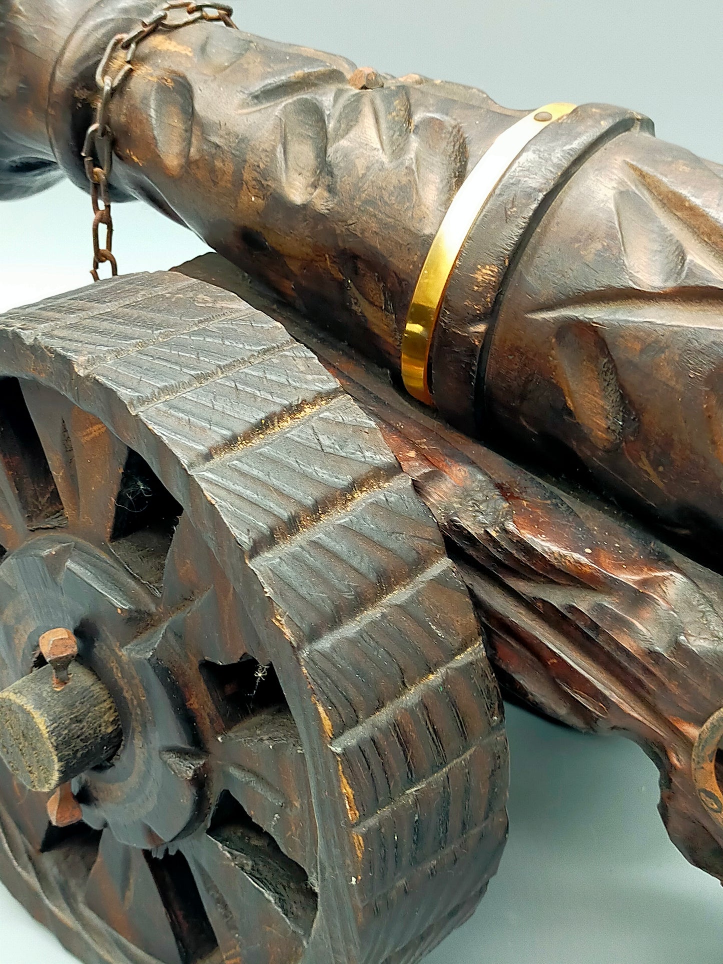 Dekorative Kanone aus Massivholz Rustikale Holzkanone mit Zierketten