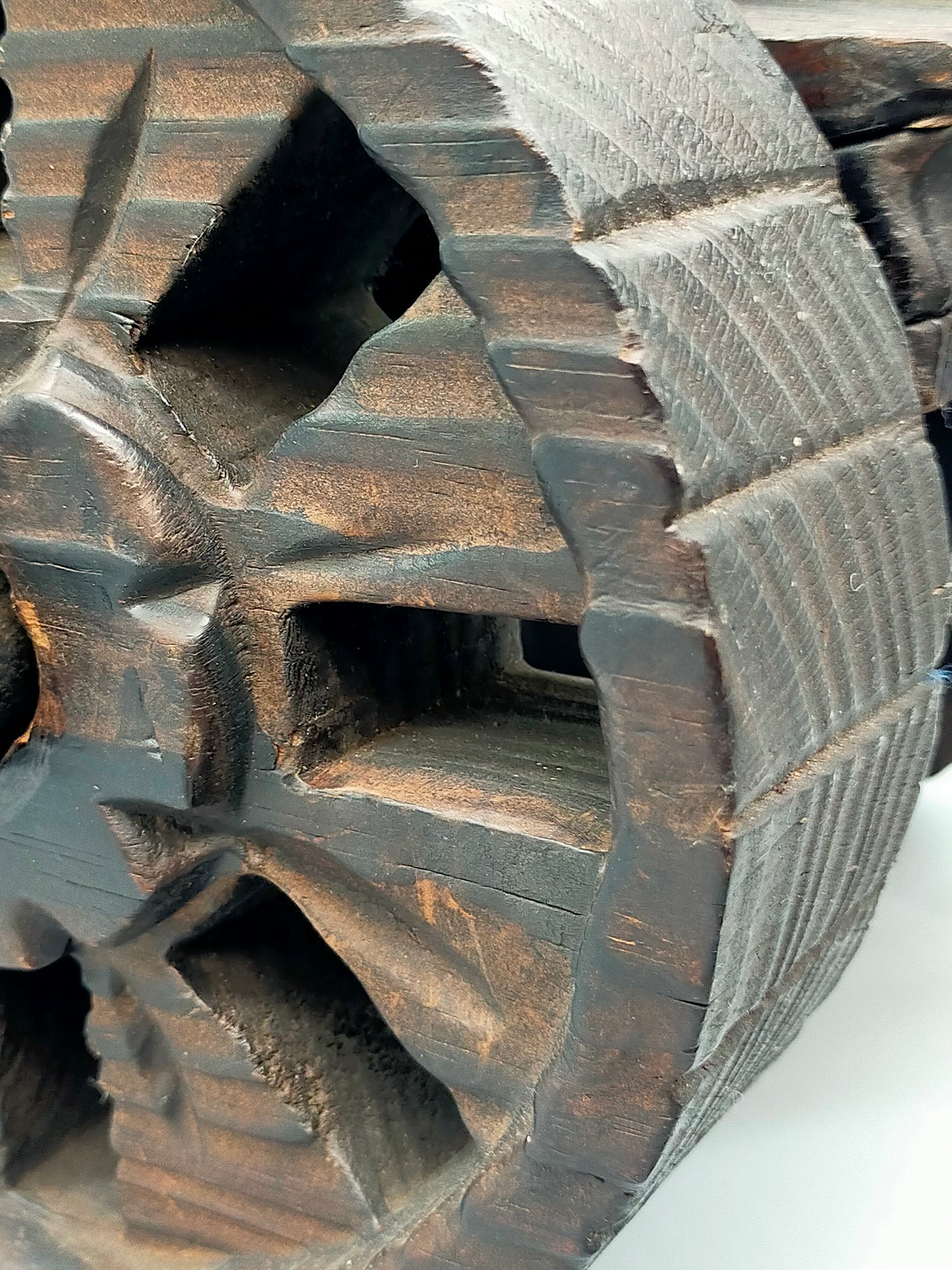 Dekorative Kanone aus Massivholz Rustikale Holzkanone mit Zierketten
