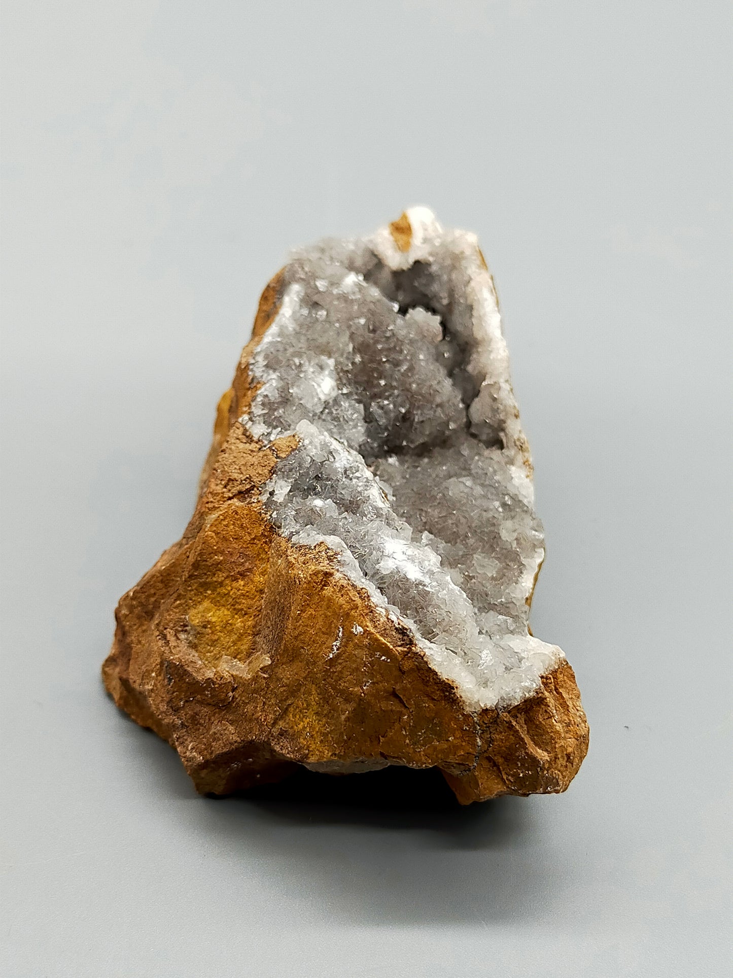 Faszinierende Druse mit funkelnden Kristallen  Natürliches Mineral