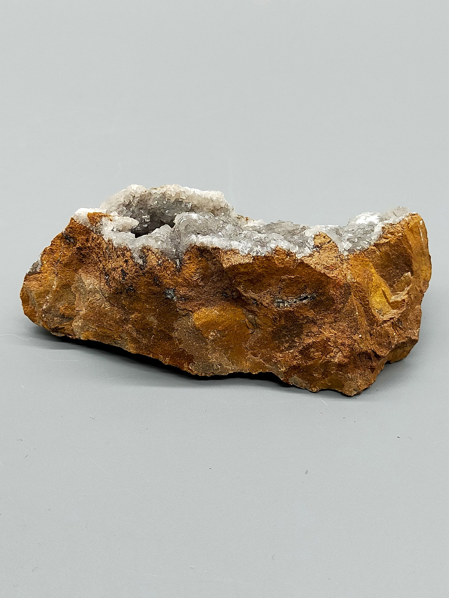 Faszinierende Druse mit funkelnden Kristallen  Natürliches Mineral