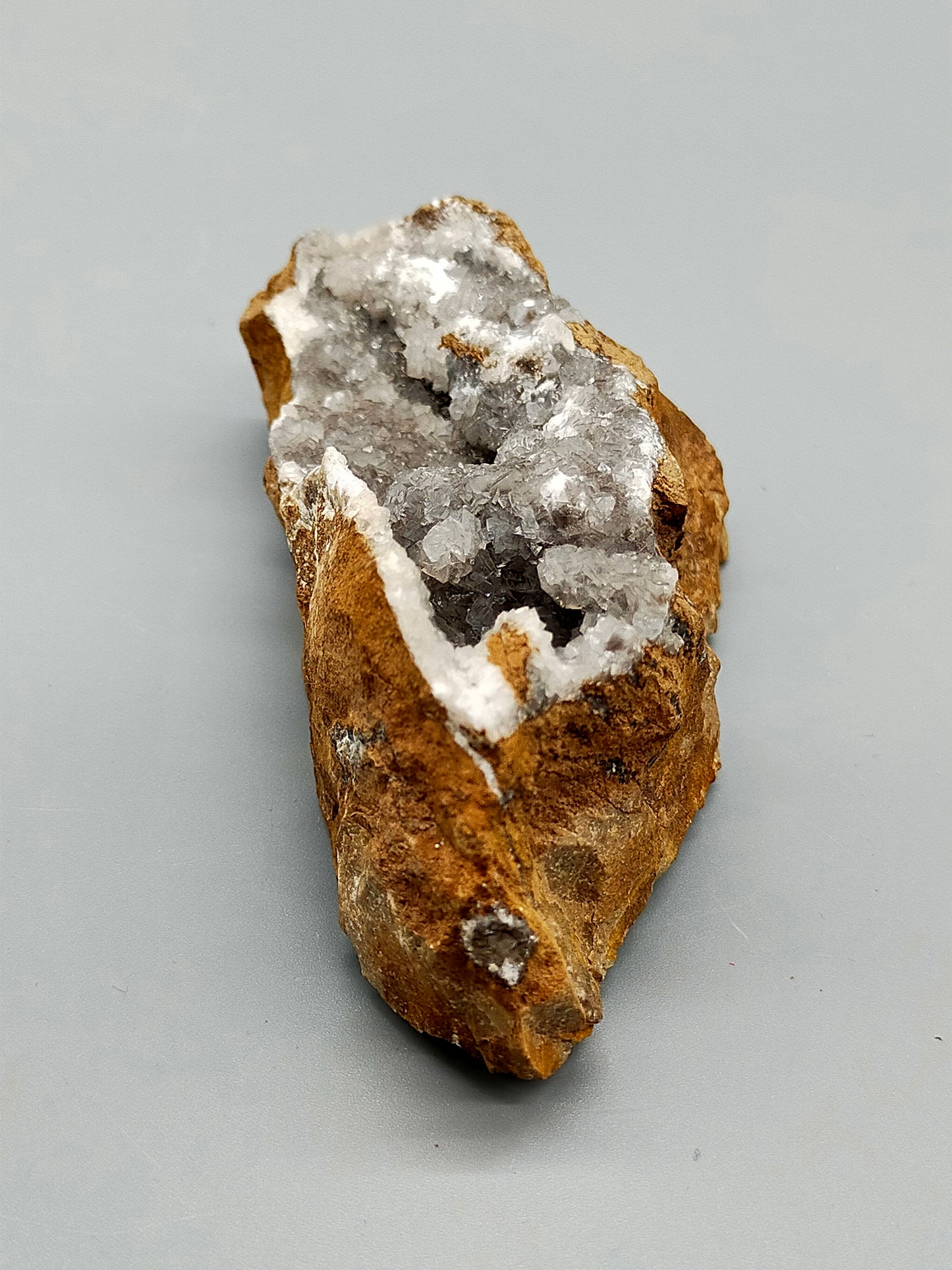 Faszinierende Druse mit funkelnden Kristallen  Natürliches Mineral
