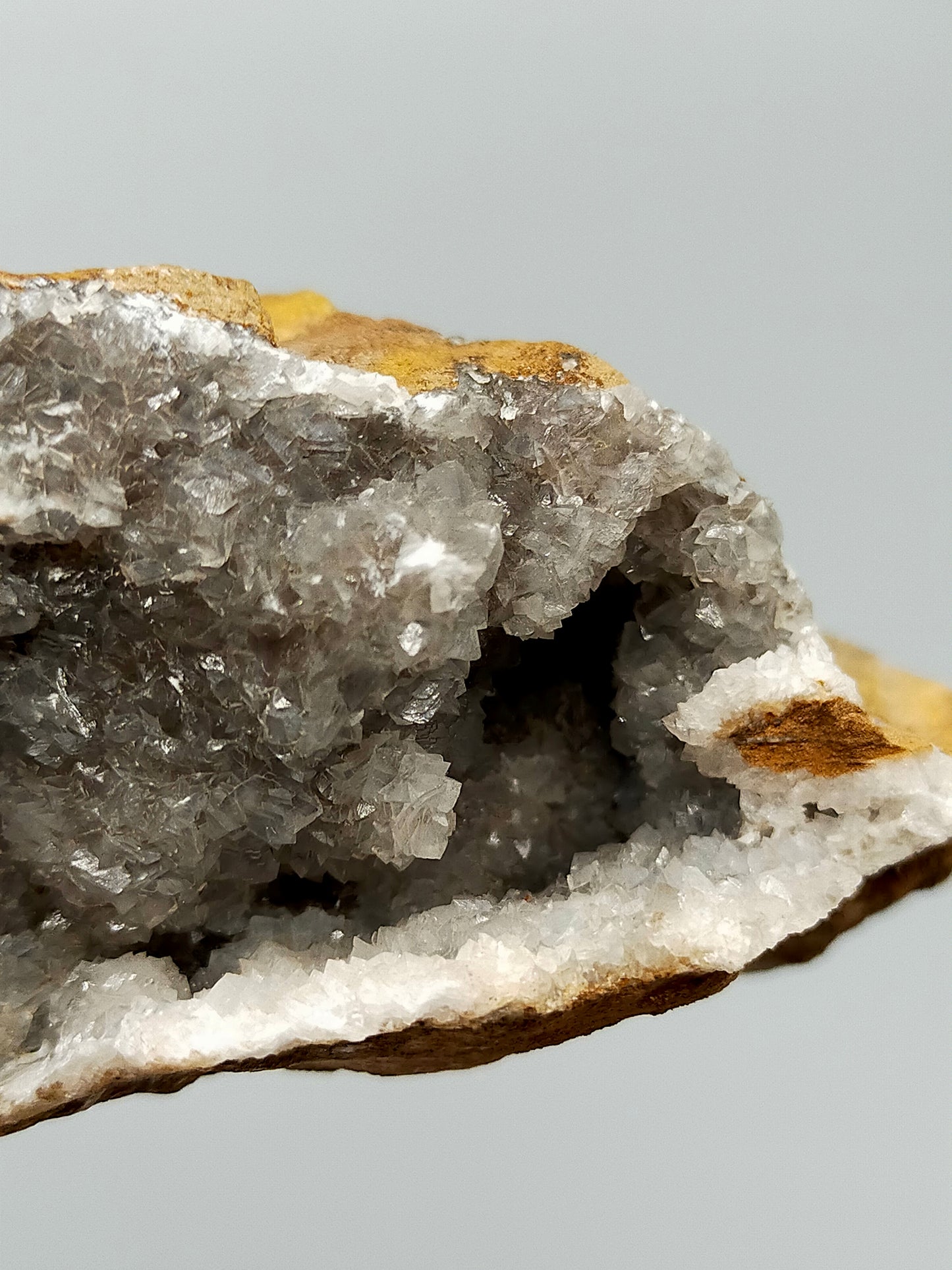 Faszinierende Druse mit funkelnden Kristallen  Natürliches Mineral