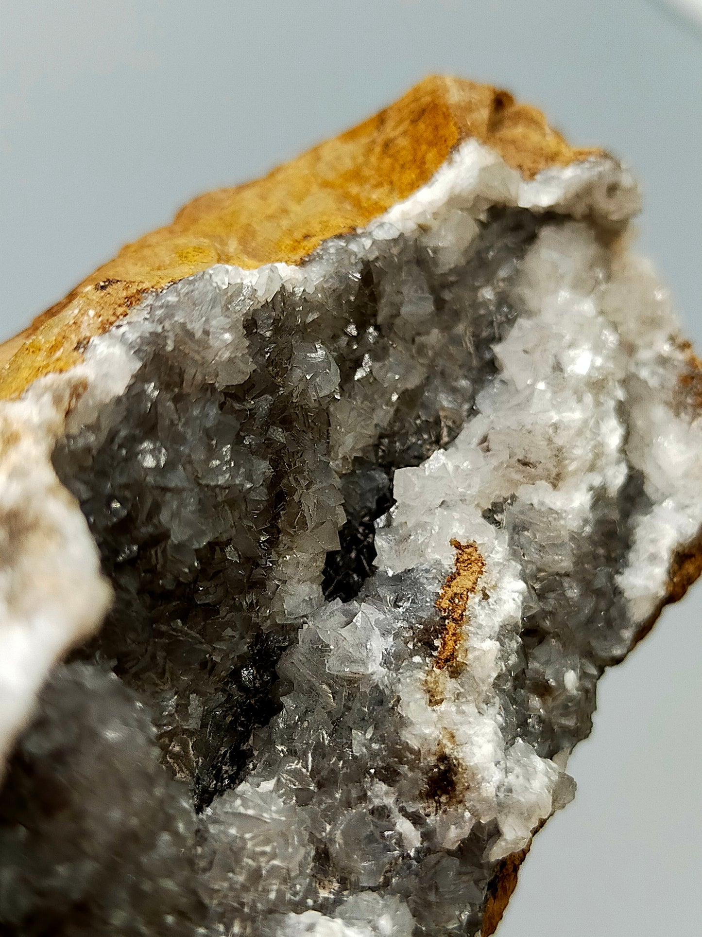 Faszinierende Druse mit funkelnden Kristallen  Natürliches Mineral