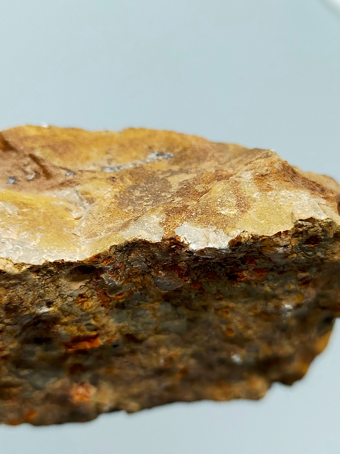 Faszinierende Druse mit funkelnden Kristallen  Natürliches Mineral