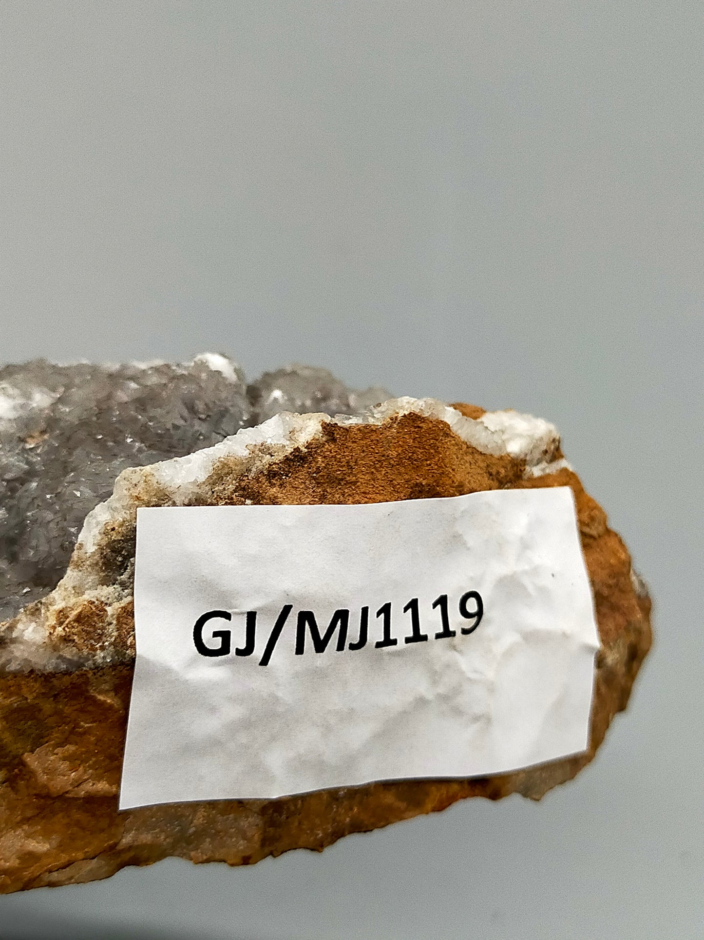 Faszinierende Druse mit funkelnden Kristallen  Natürliches Mineral