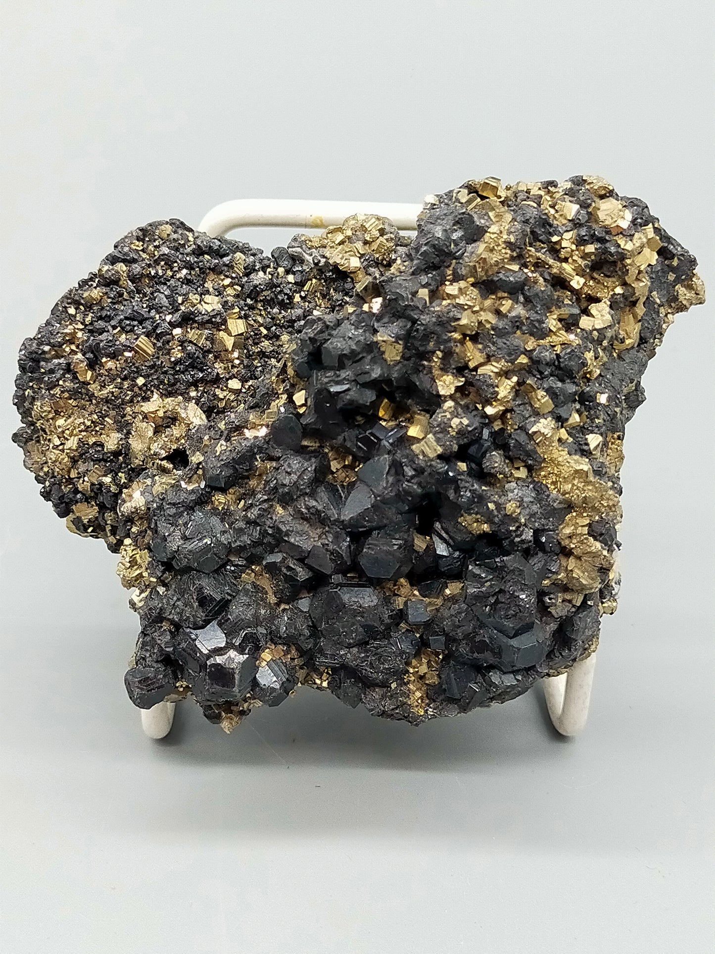 Faszinierende Mineralienstufe mit Pyrit und Sphalerit