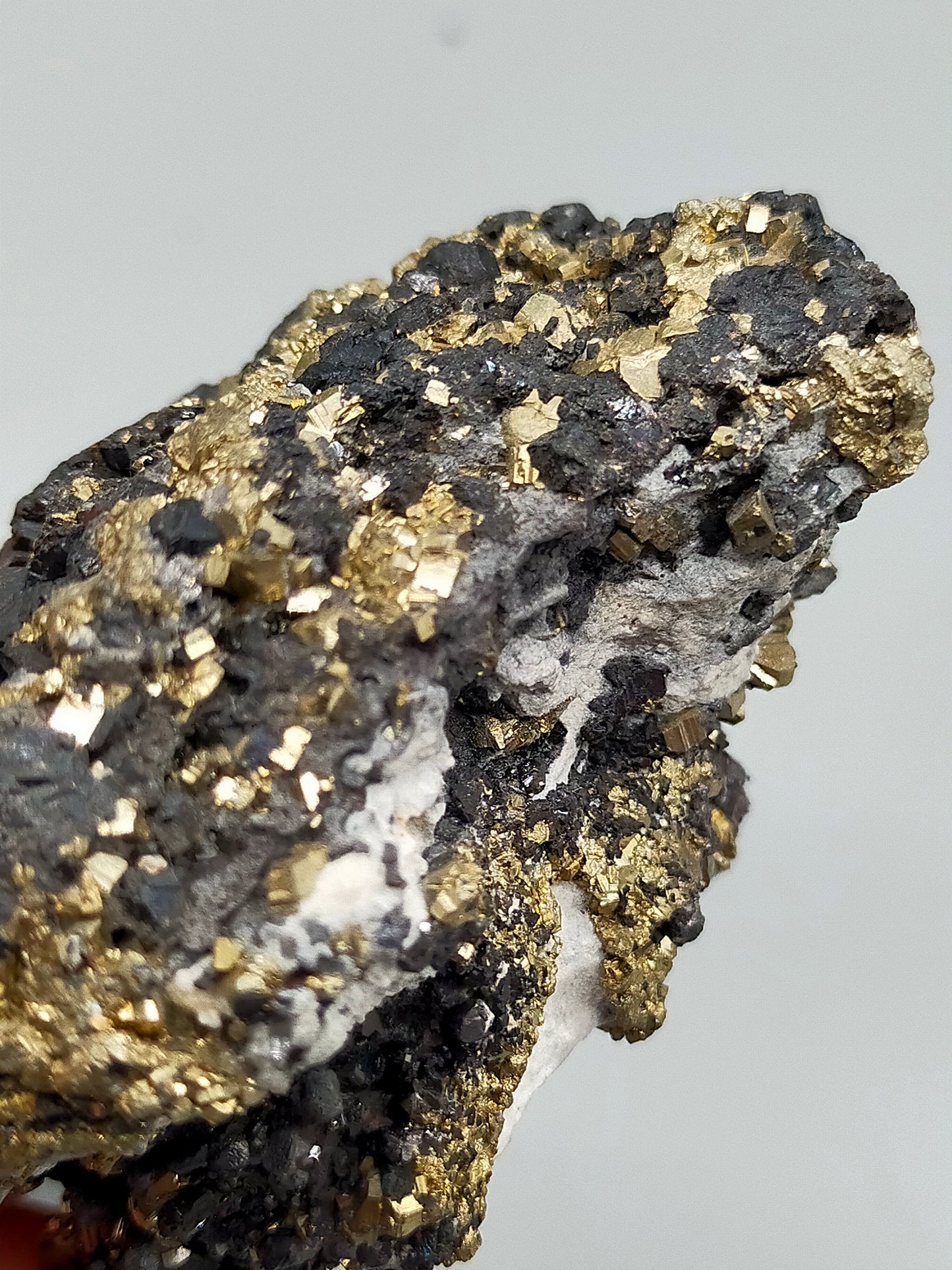 Faszinierende Mineralienstufe mit Pyrit und Sphalerit
