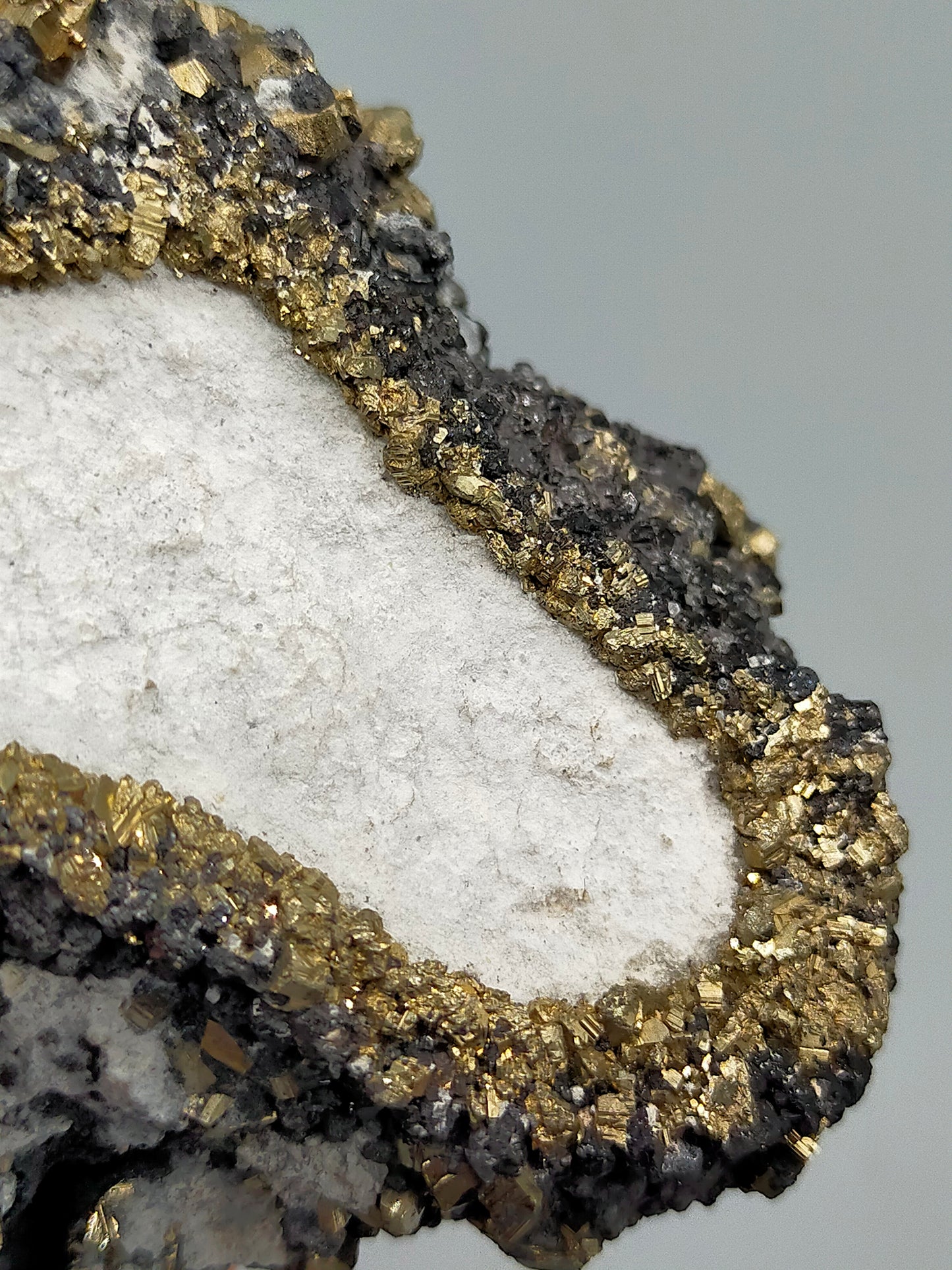 Faszinierende Mineralienstufe mit Pyrit und Sphalerit