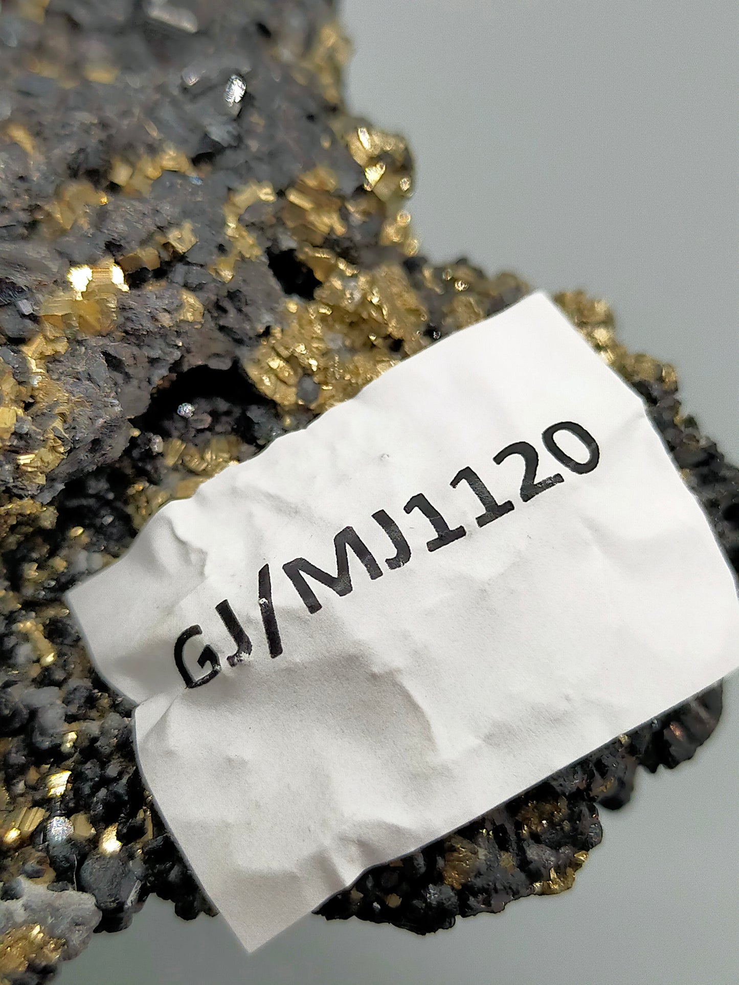 Faszinierende Mineralienstufe mit Pyrit und Sphalerit