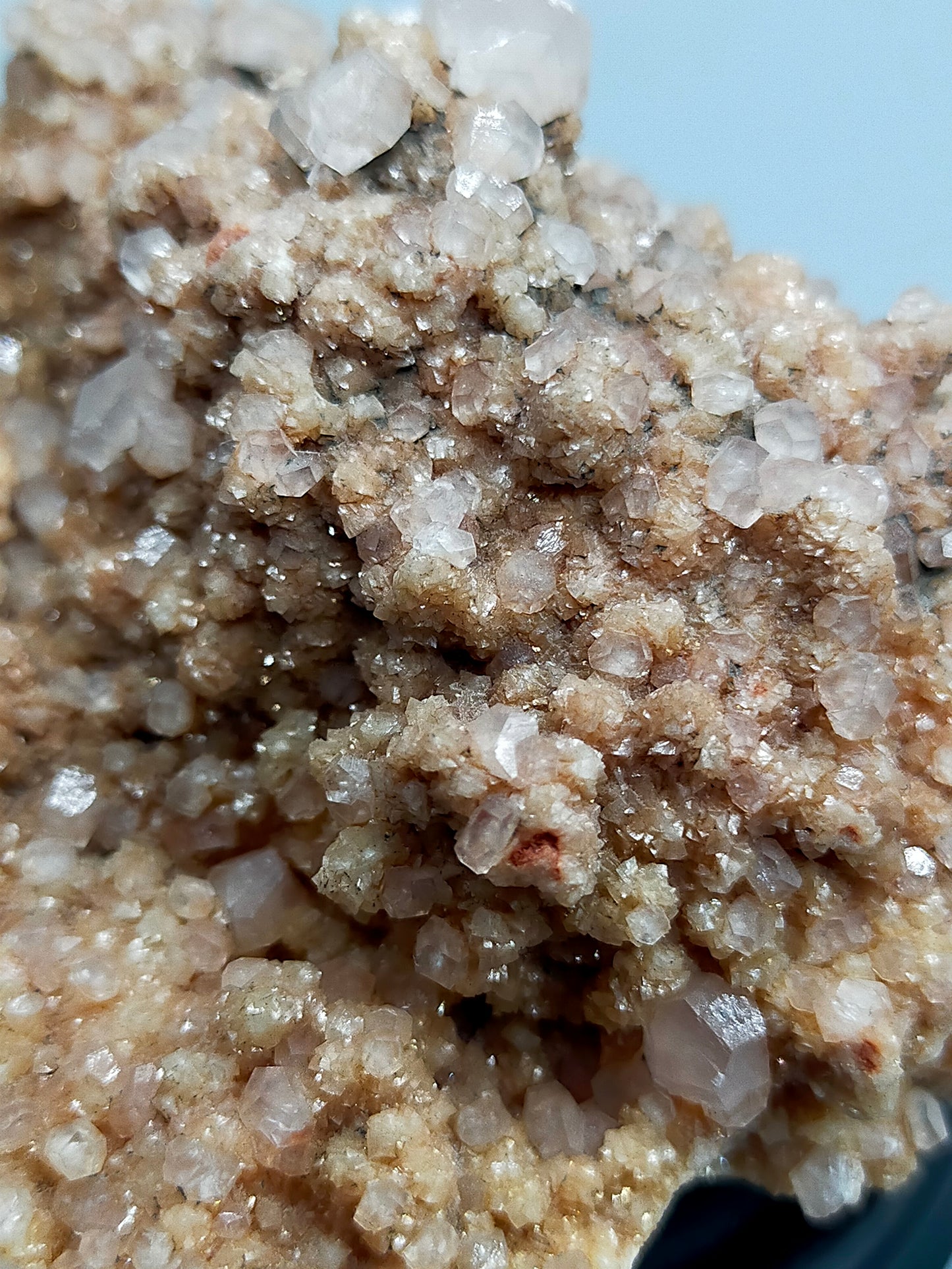 Faszinierende Mineralienstufe mit Bergkristall Sulfidmineralen