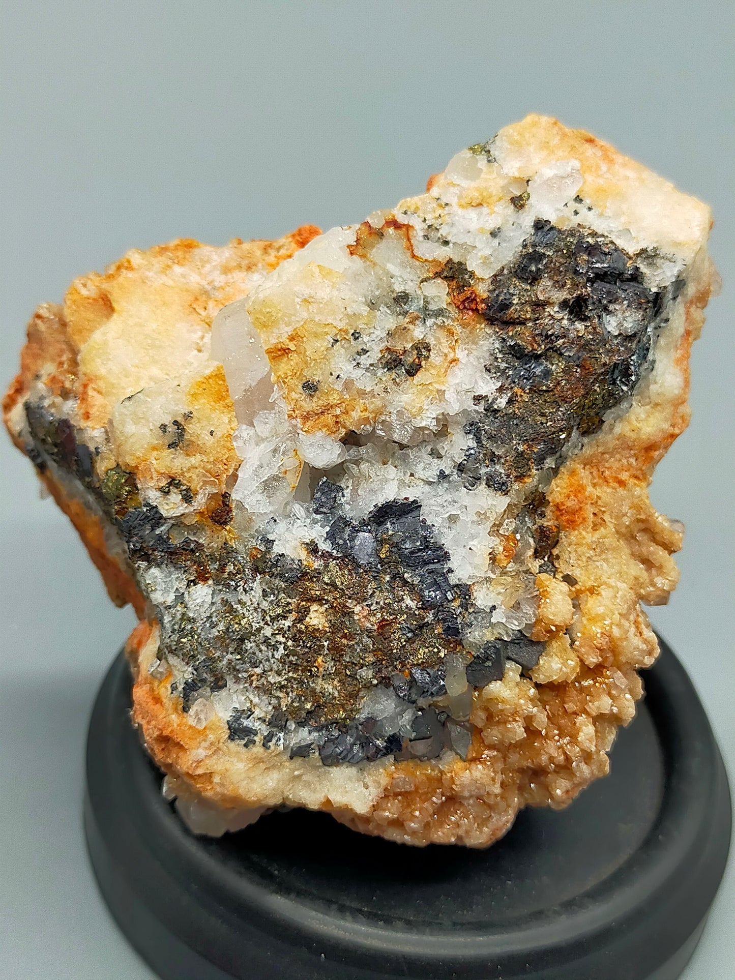 Faszinierende Mineralienstufe mit Bergkristall Sulfidmineralen