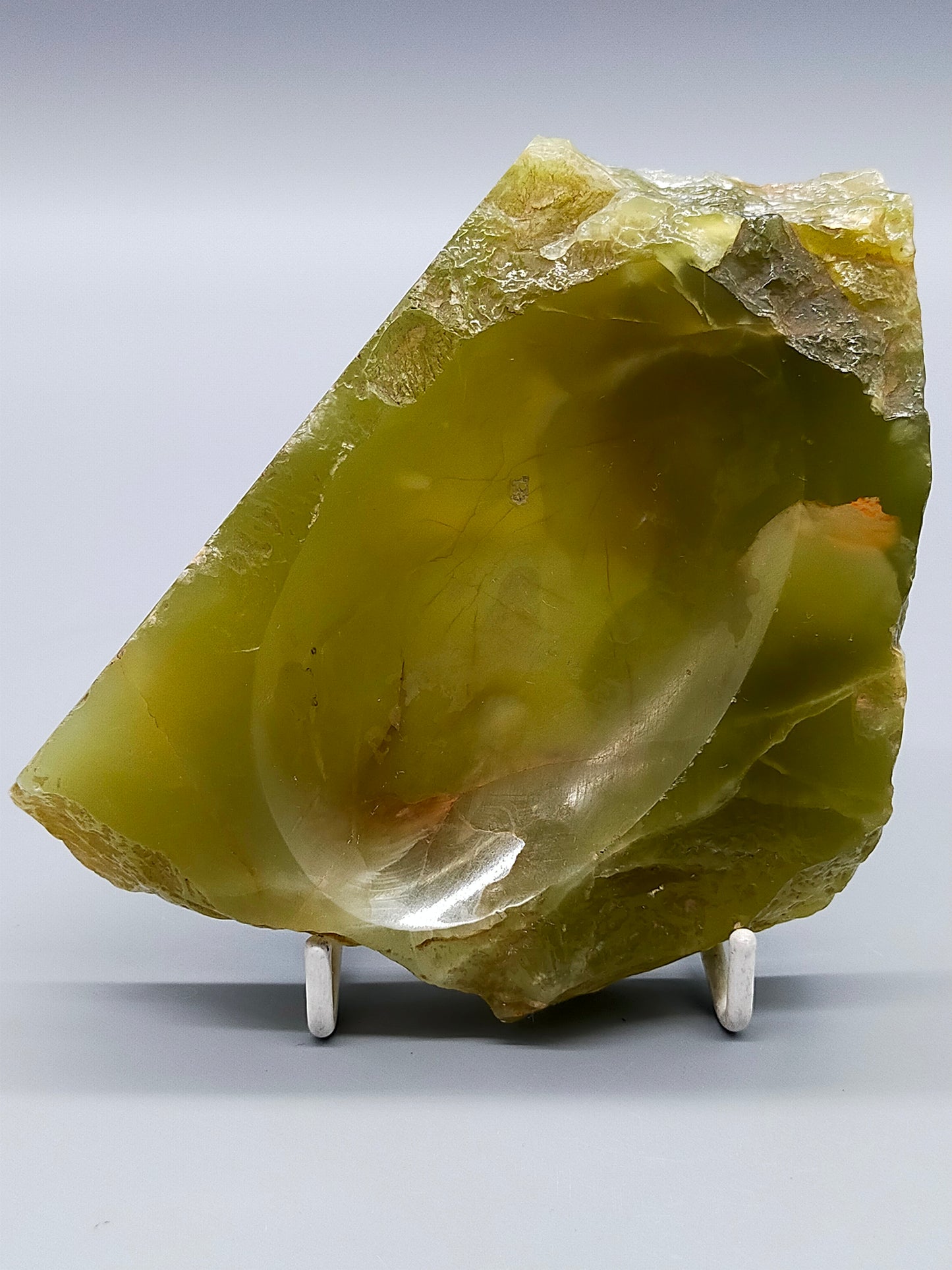 Grüner Opal Rohstein Naturbelassener Edelstein mit Muschelbruch