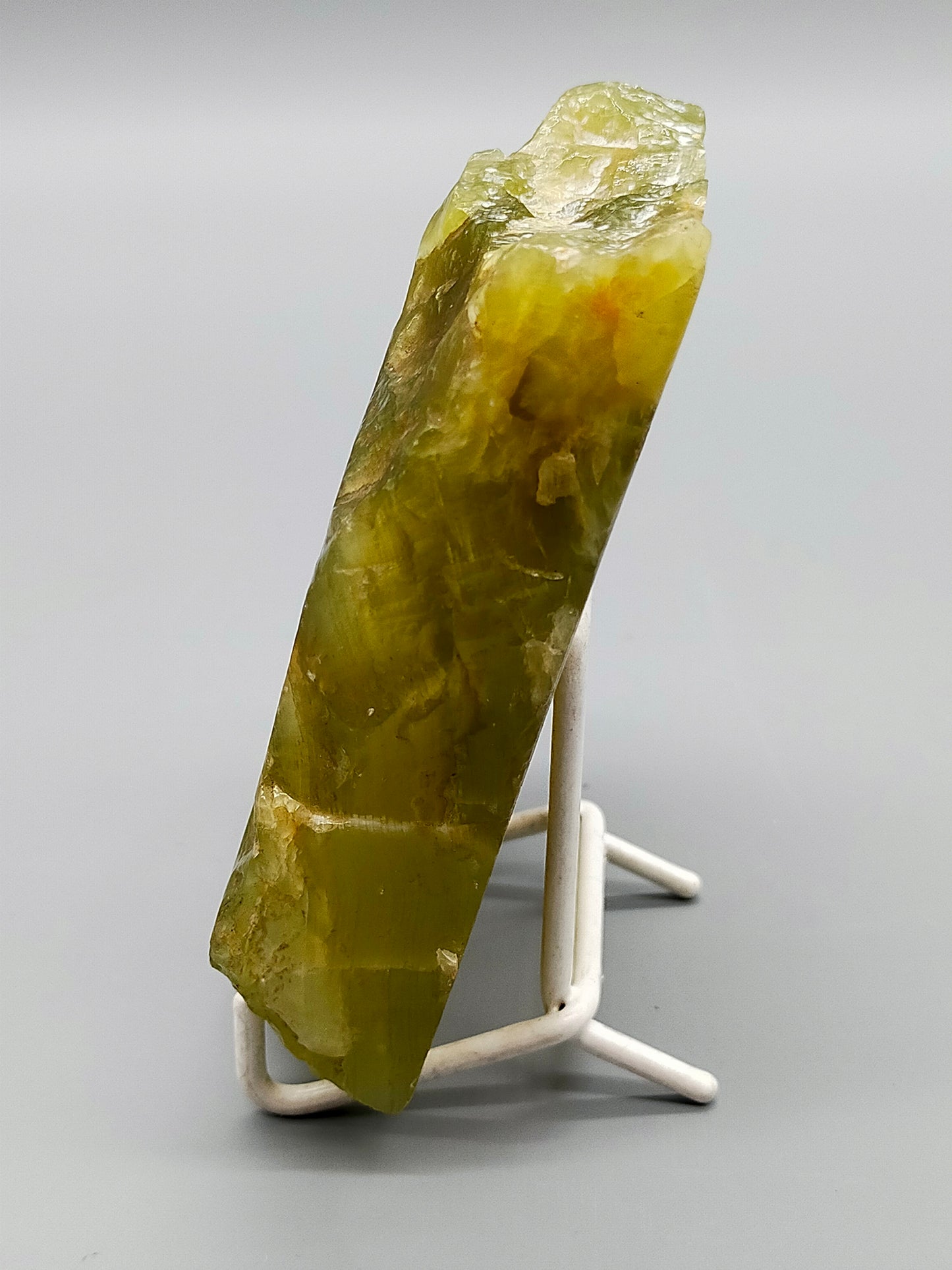 Grüner Opal Rohstein Naturbelassener Edelstein mit Muschelbruch