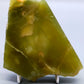 Grüner Opal Rohstein Naturbelassener Edelstein mit Muschelbruch