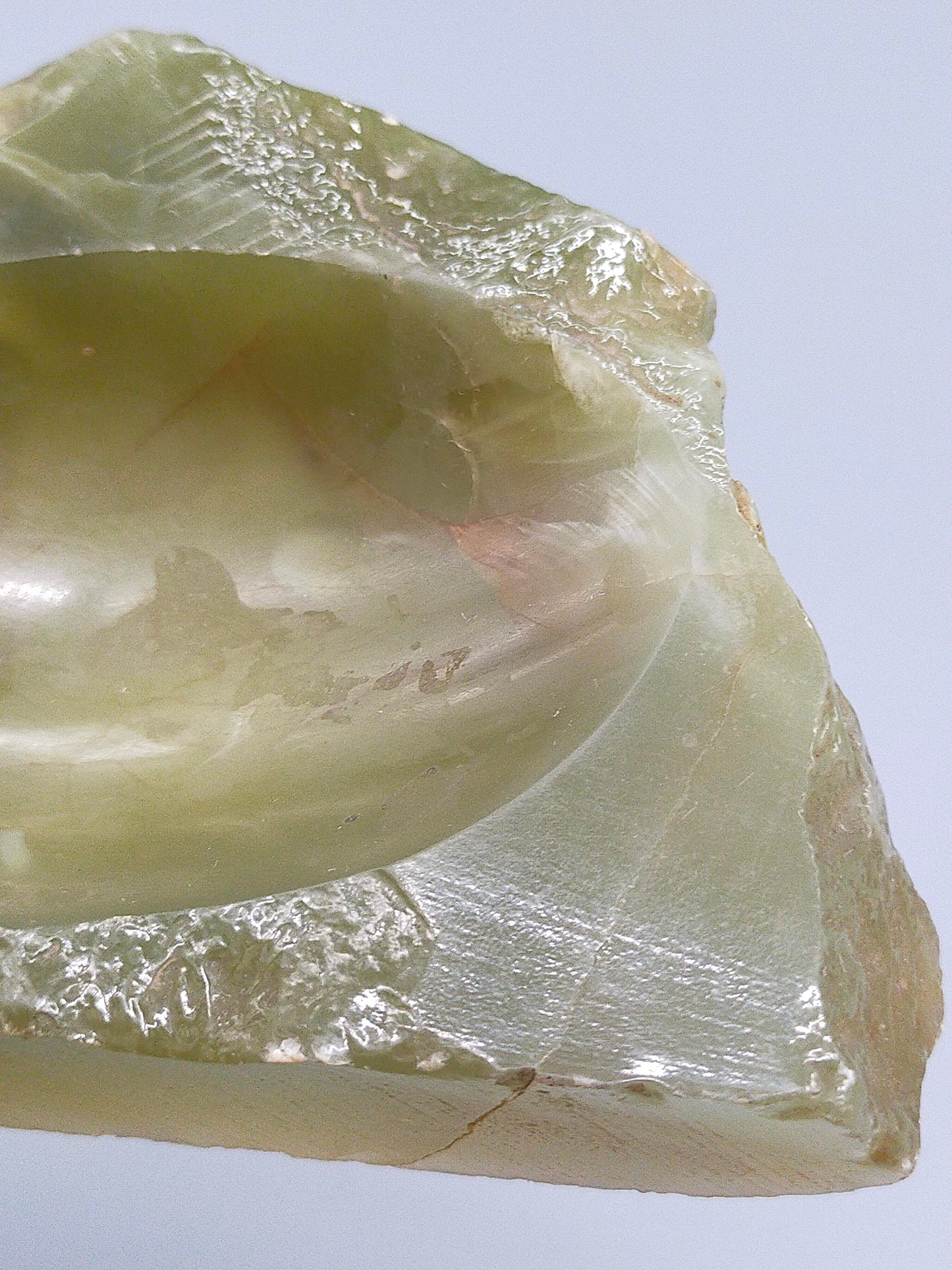 Grüner Opal Rohstein Naturbelassener Edelstein mit Muschelbruch