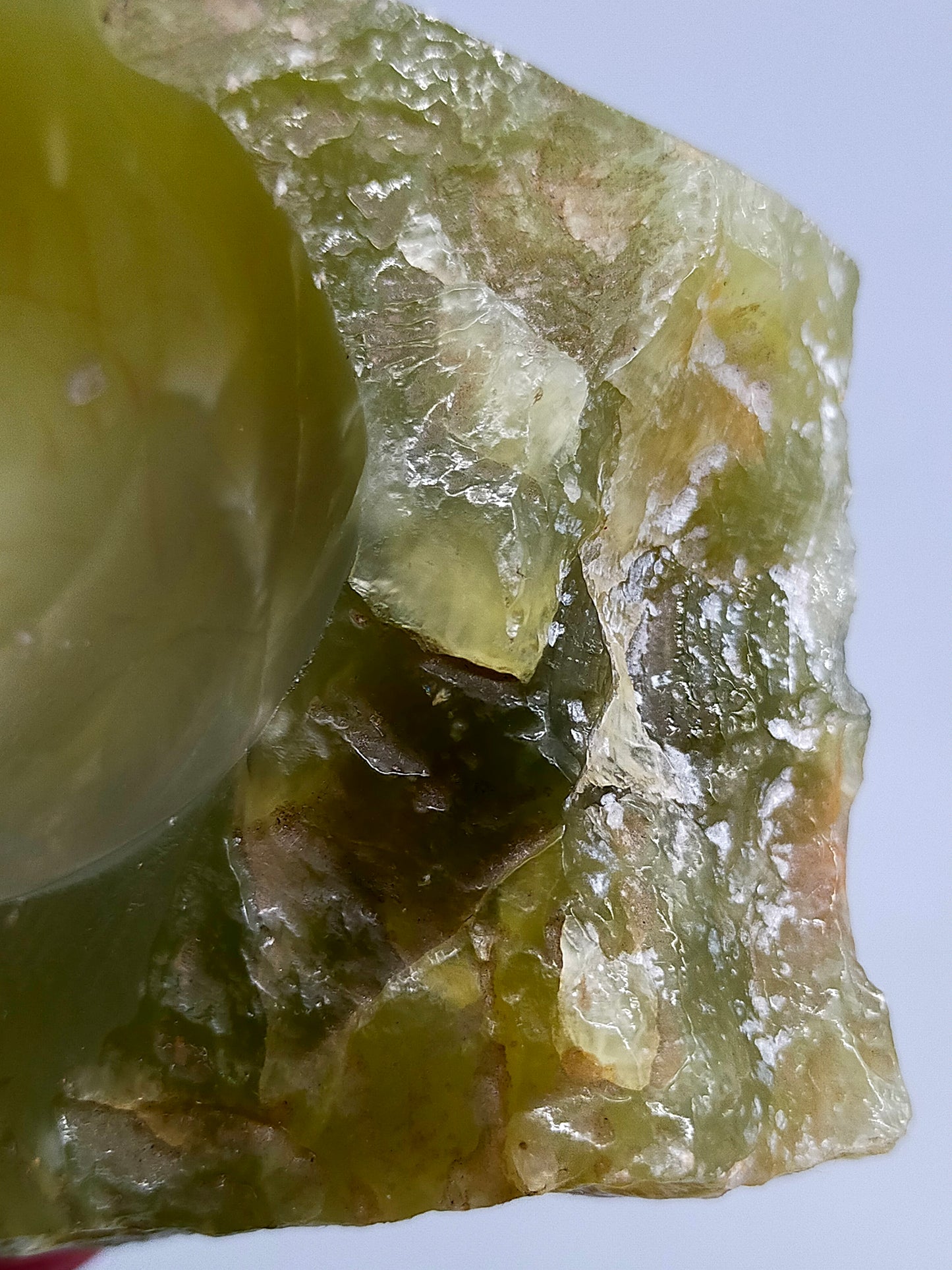 Grüner Opal Rohstein Naturbelassener Edelstein mit Muschelbruch