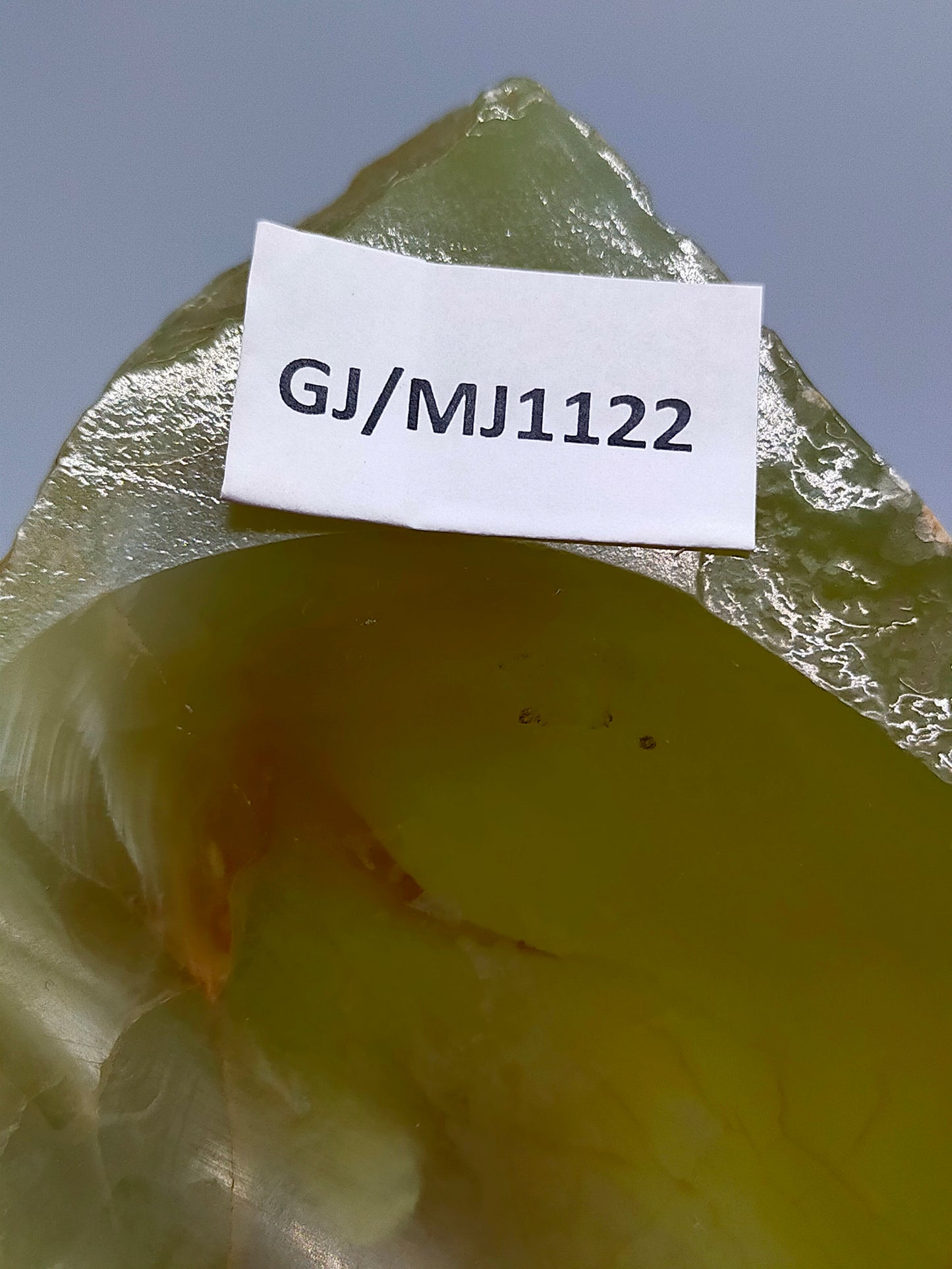 Grüner Opal Rohstein Naturbelassener Edelstein mit Muschelbruch