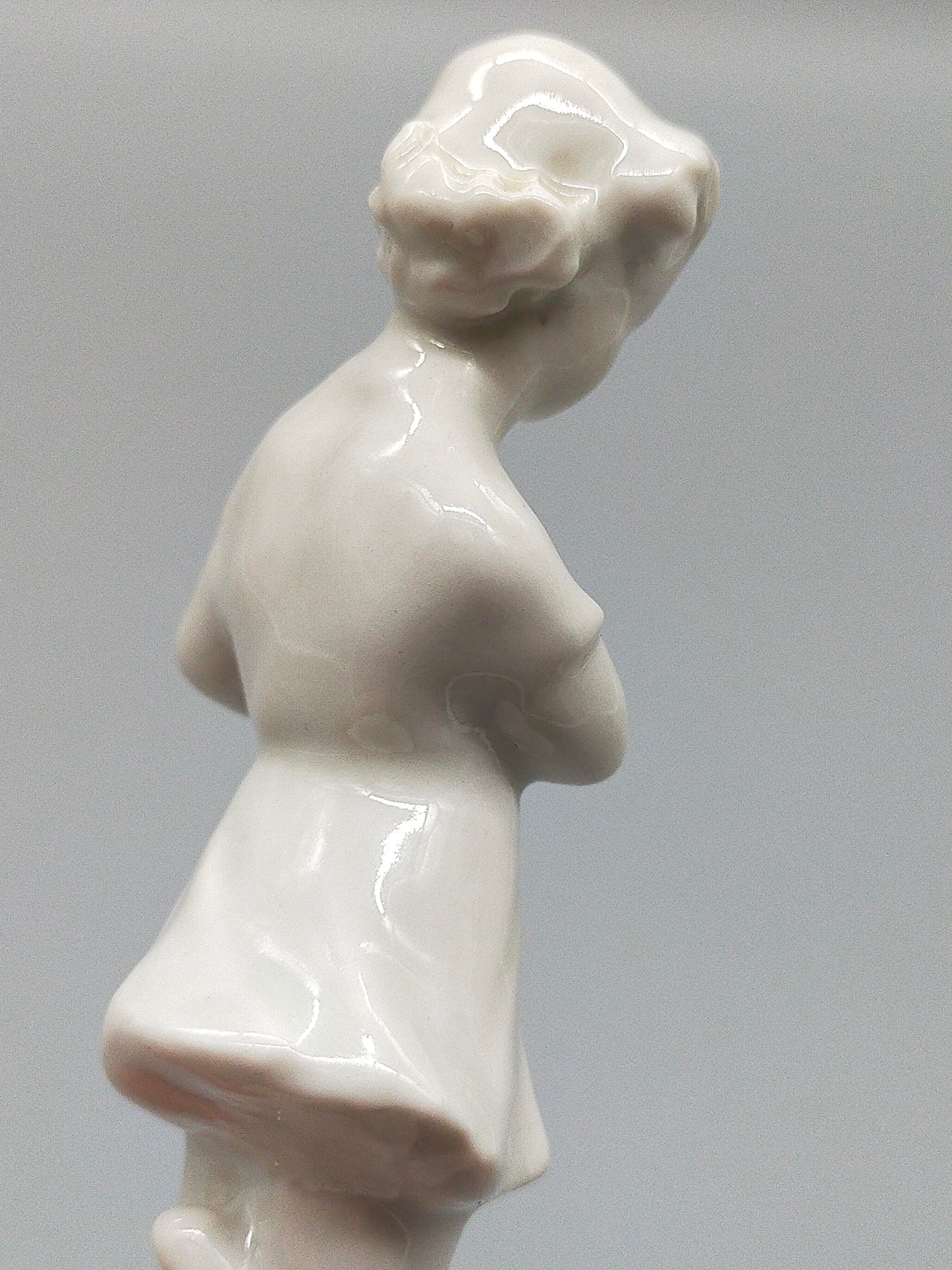 Vintage Porzellan Figur Elegantes Mädchen in weißem Kleid
