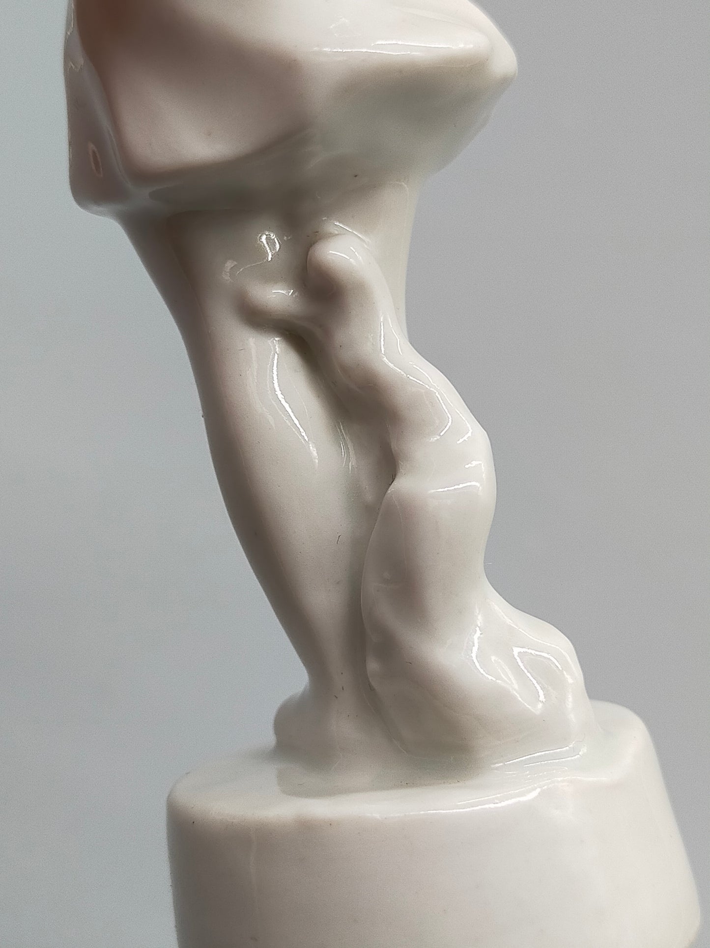 Vintage Porzellan Figur Elegantes Mädchen in weißem Kleid