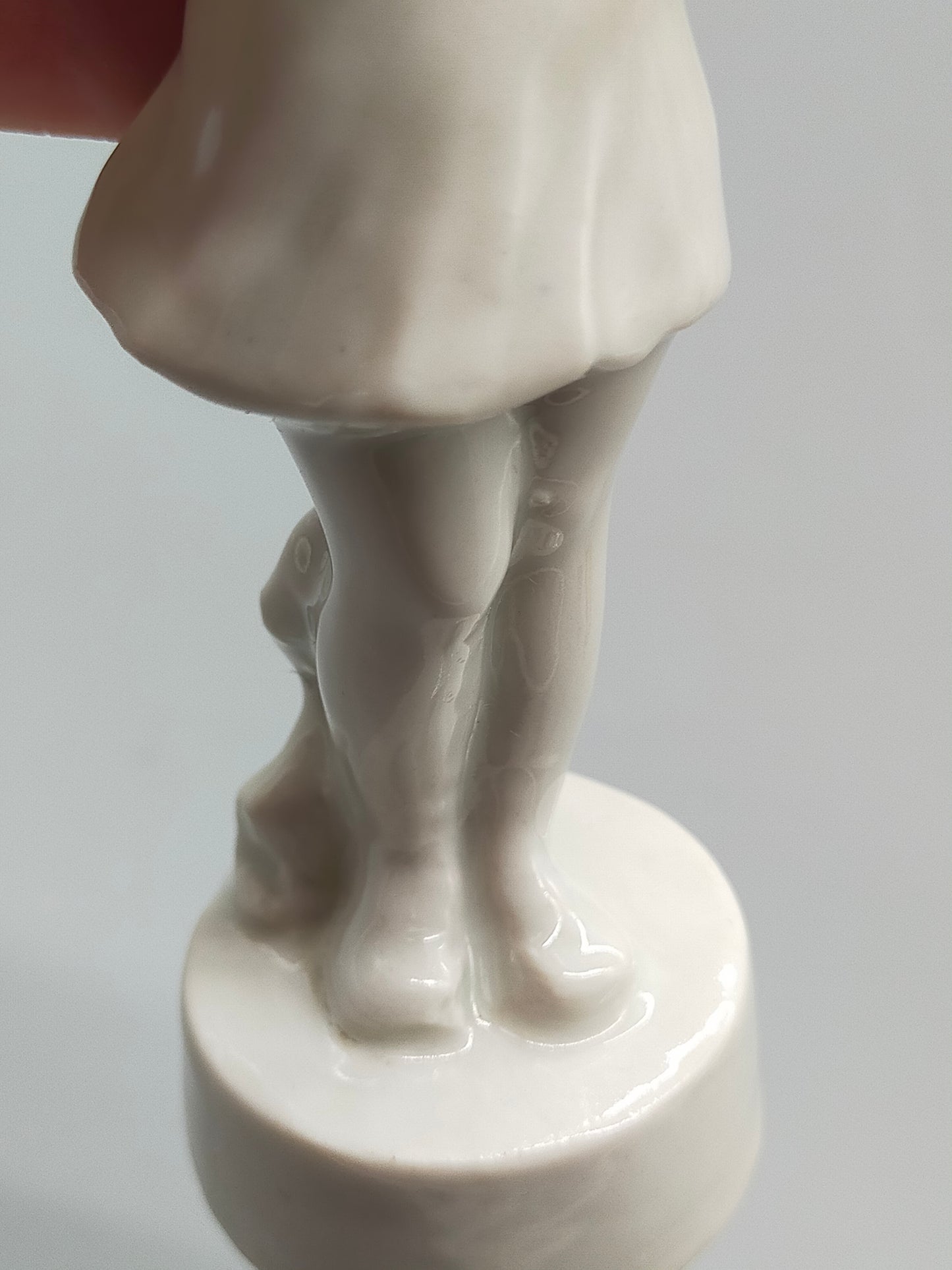 Vintage Porzellan Figur Elegantes Mädchen in weißem Kleid