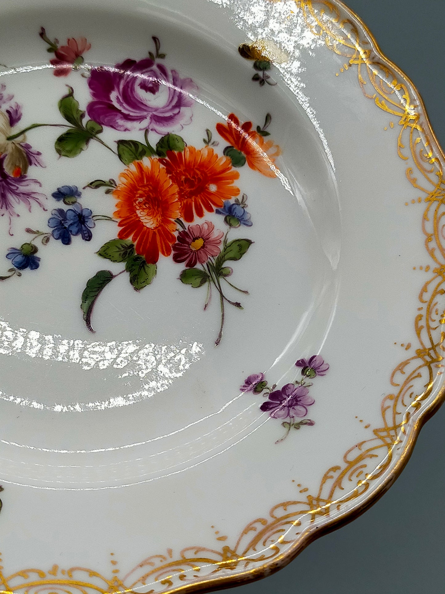 Antiker Meissen Teller Bunte Blume Handbemaltes Prunkporzellan