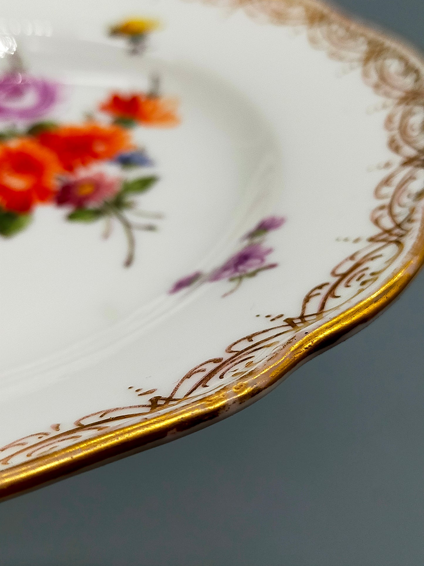 Antiker Meissen Teller Bunte Blume Handbemaltes Prunkporzellan