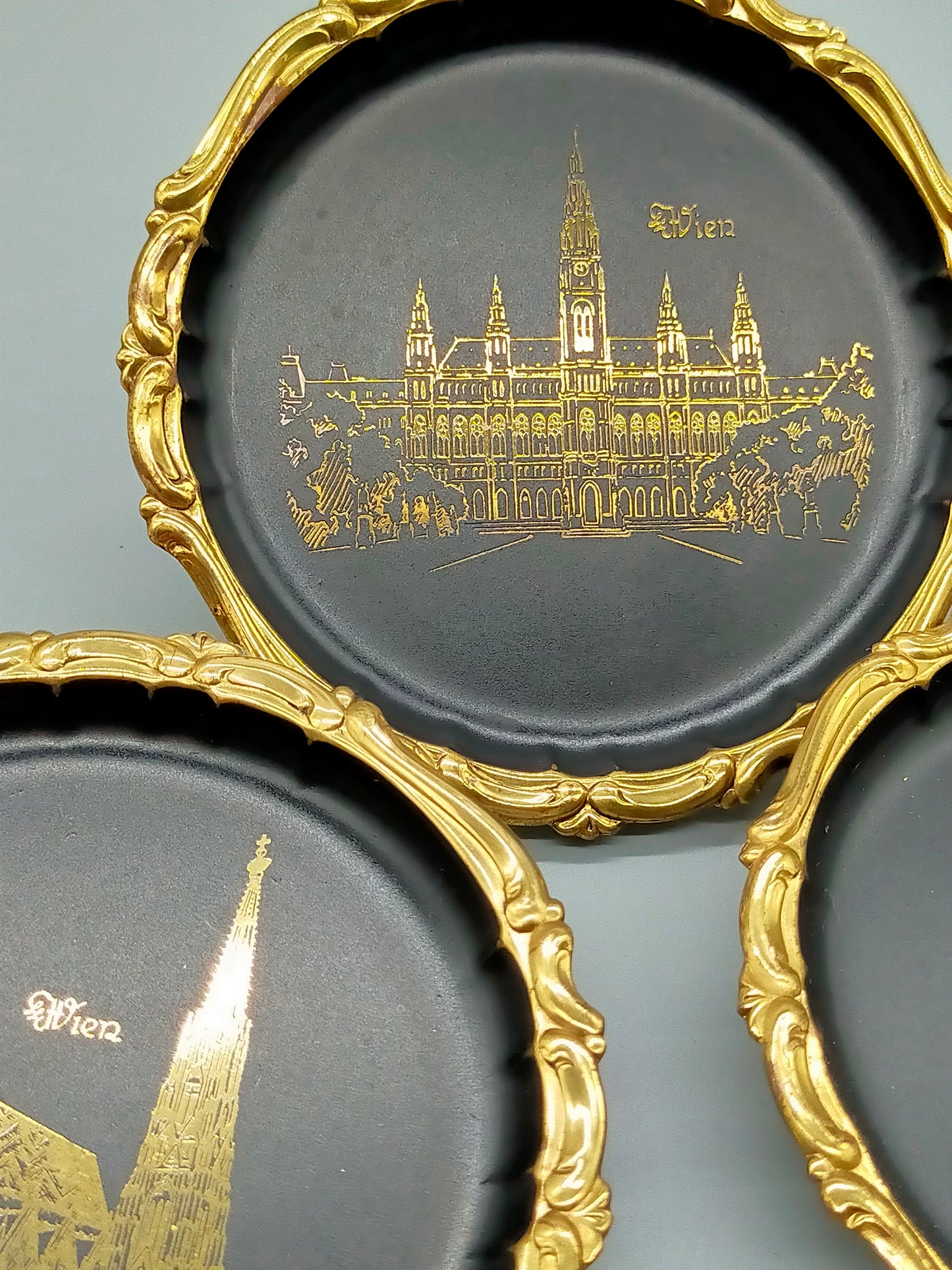 Wien Souvenir Teller Set Goldene Stadtmotive auf Schwarz