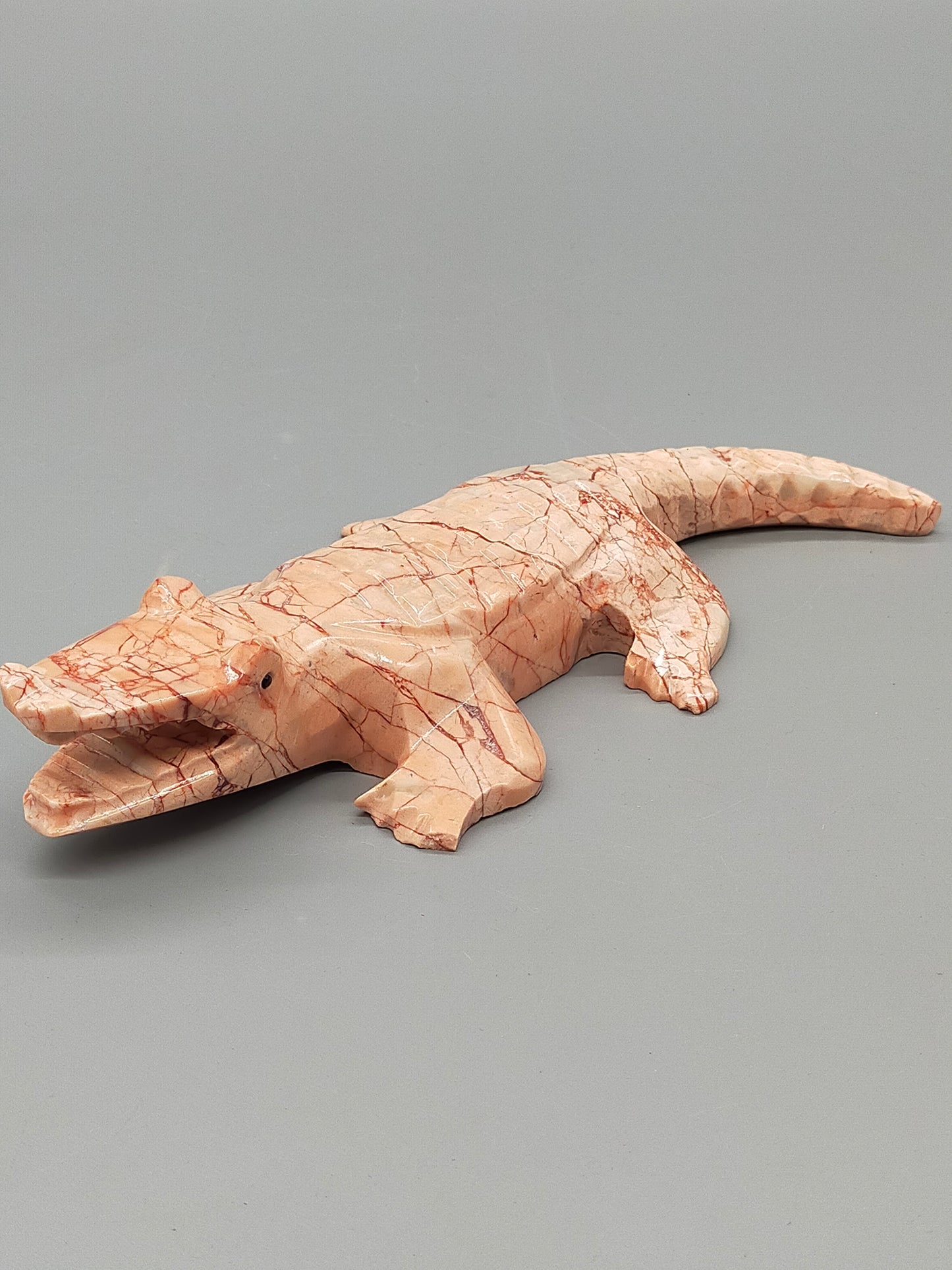 Handgeschnitztes Krokodil aus Naturstein Einzigartige Steinskulptur