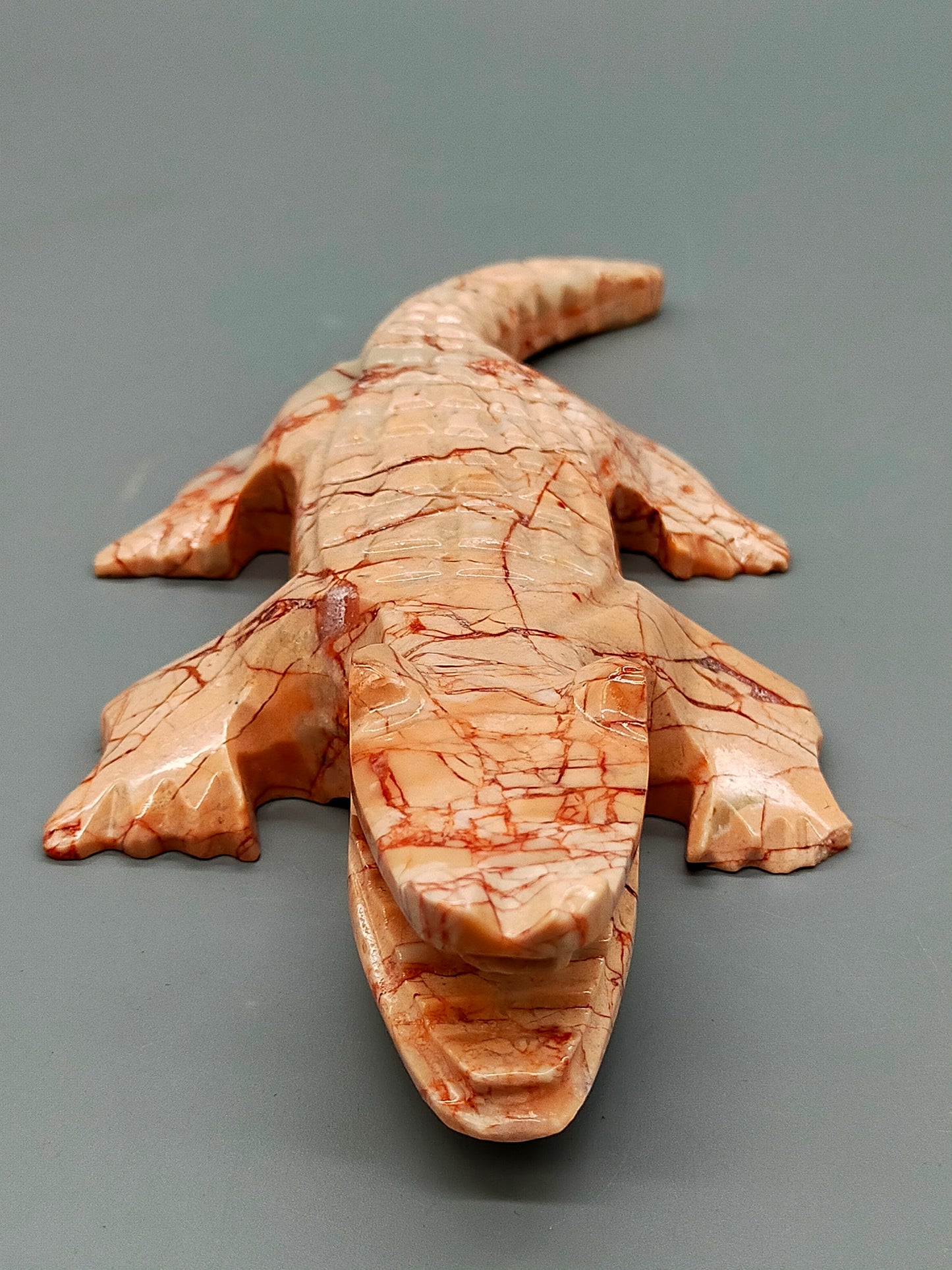 Handgeschnitztes Krokodil aus Naturstein Einzigartige Steinskulptur
