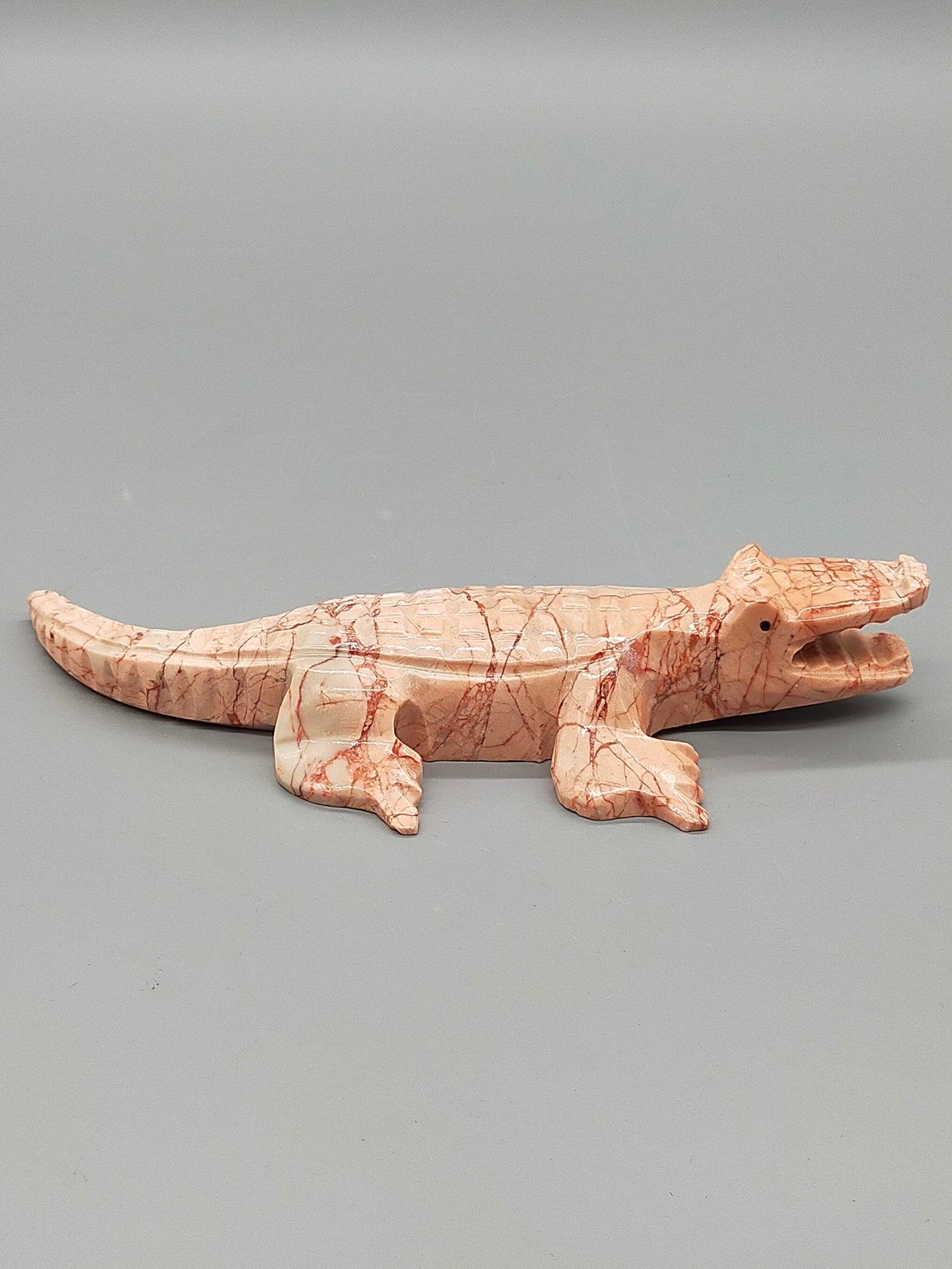Handgeschnitztes Krokodil aus Naturstein Einzigartige Steinskulptur