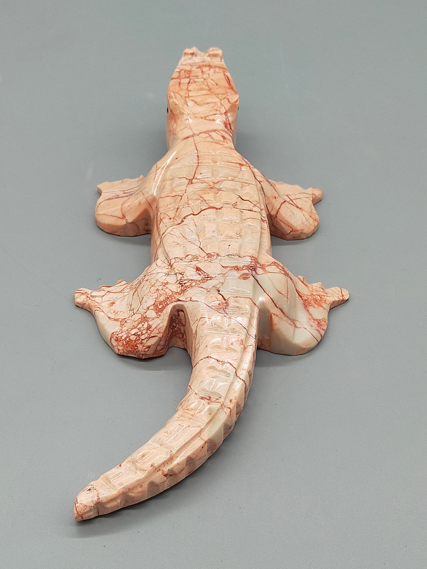 Handgeschnitztes Krokodil aus Naturstein Einzigartige Steinskulptur
