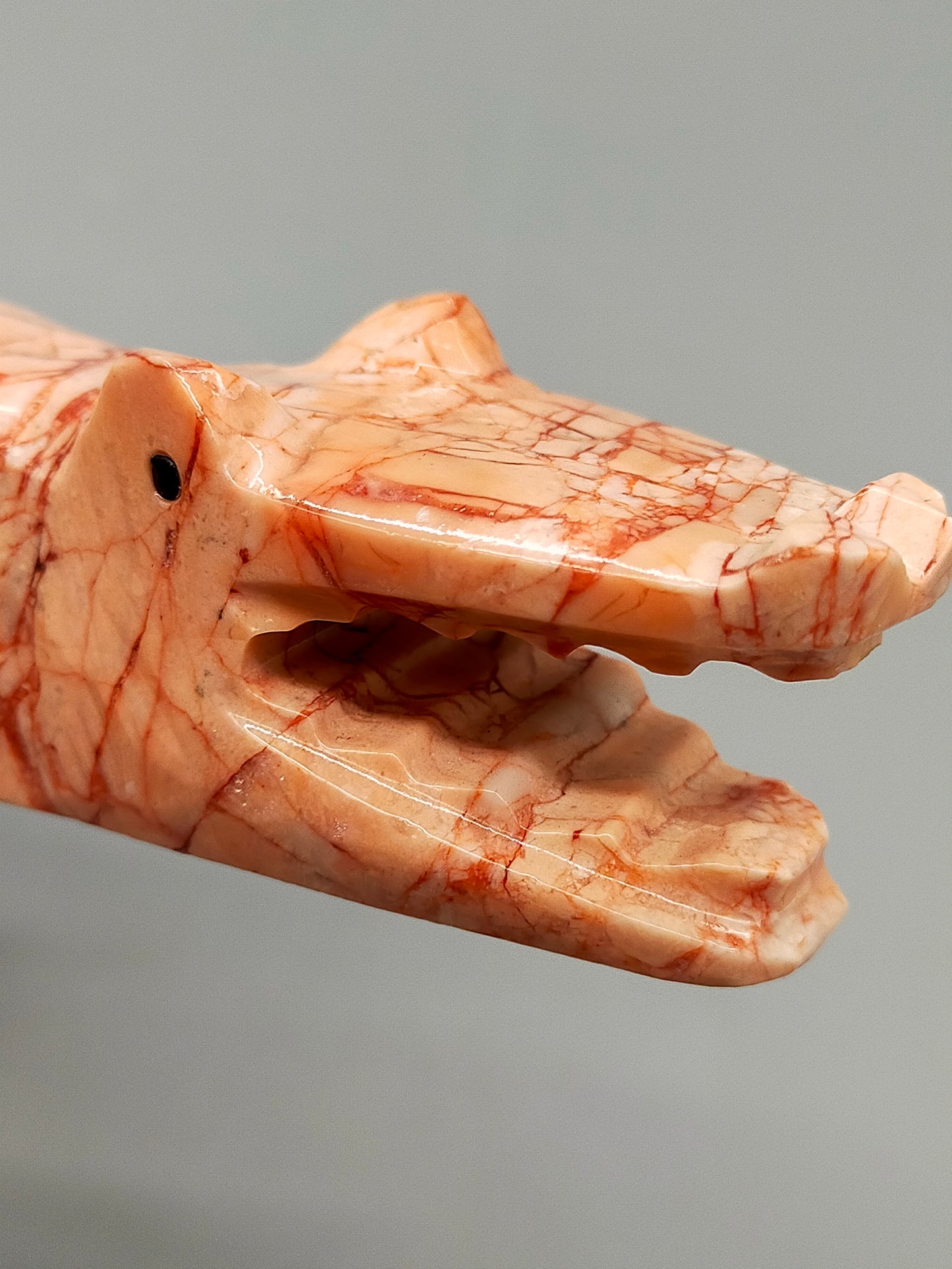 Handgeschnitztes Krokodil aus Naturstein Einzigartige Steinskulptur