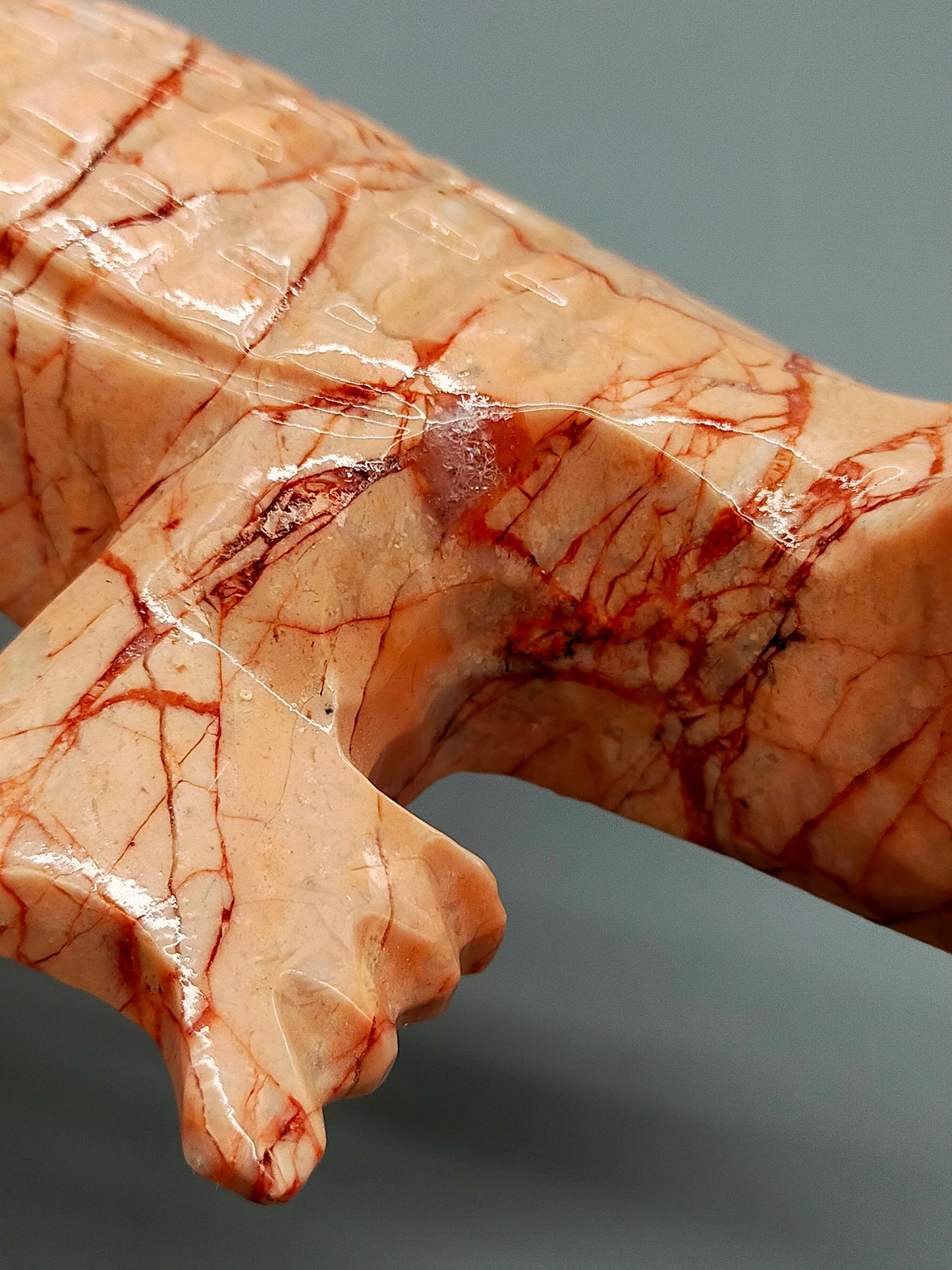 Handgeschnitztes Krokodil aus Naturstein Einzigartige Steinskulptur