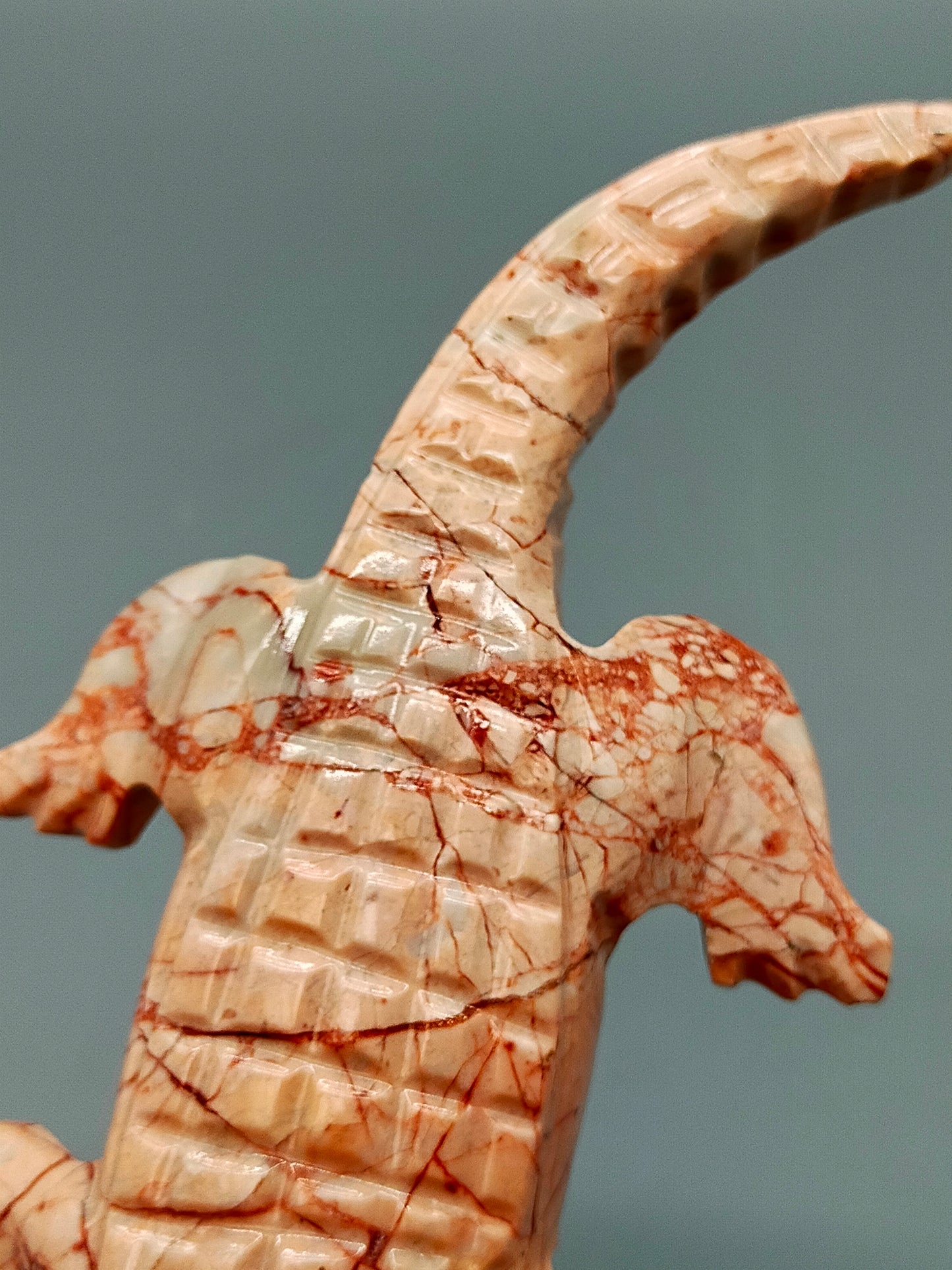 Handgeschnitztes Krokodil aus Naturstein Einzigartige Steinskulptur