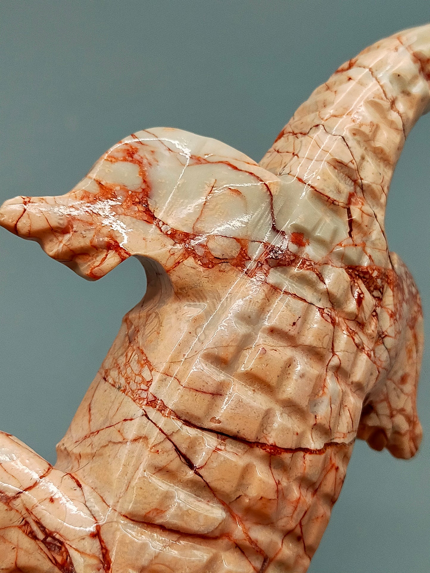 Handgeschnitztes Krokodil aus Naturstein Einzigartige Steinskulptur