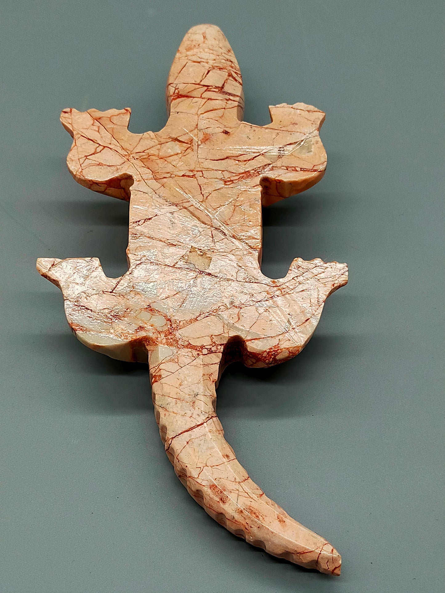 Handgeschnitztes Krokodil aus Naturstein Einzigartige Steinskulptur