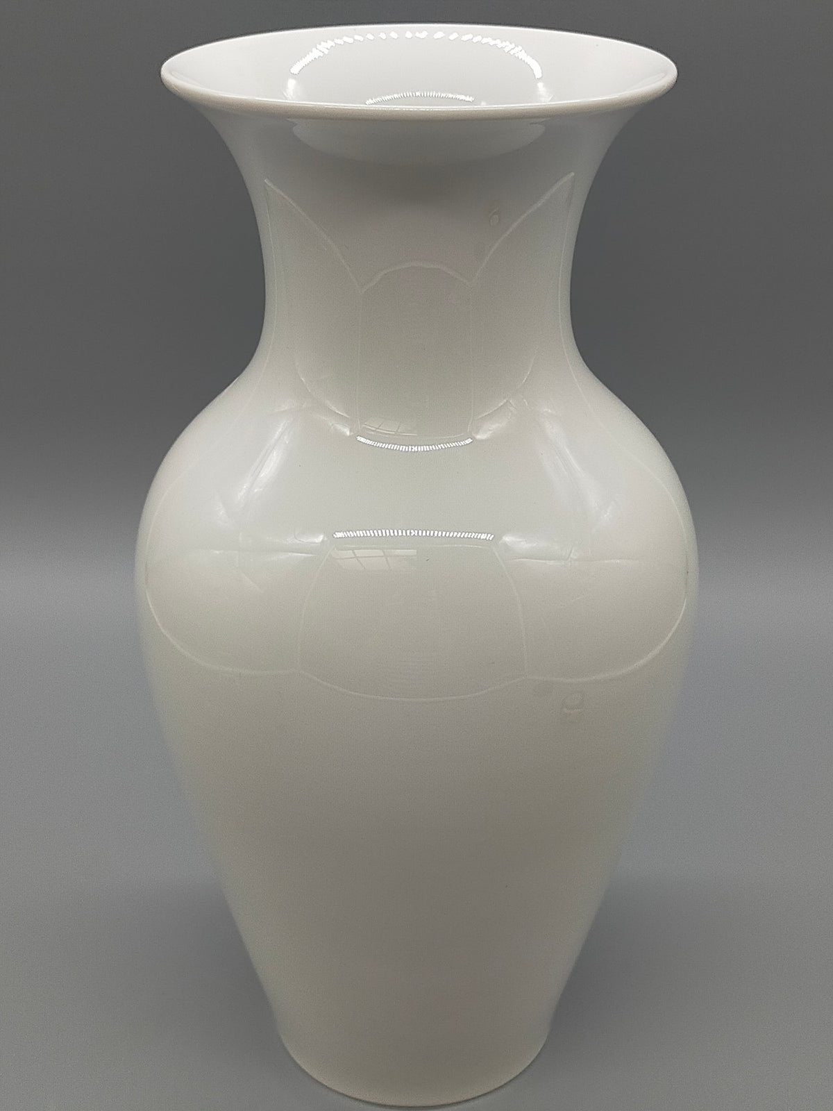 Klassische KPM Berlin Porzellanvase in Weiß Zeitlose Eleganz – Gallery Jarrodi