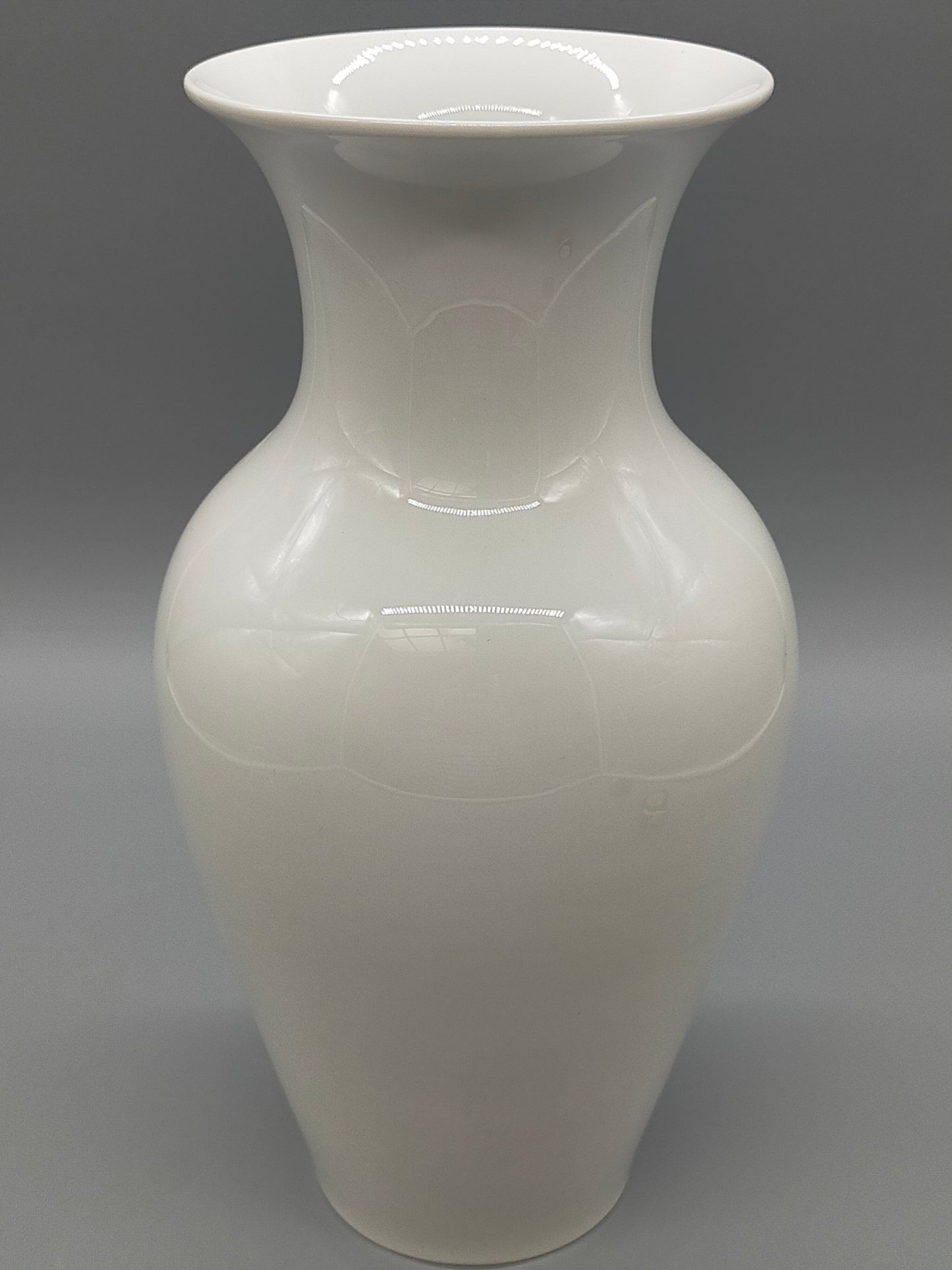 Klassische KPM Berlin Porzellanvase in Weiß Zeitlose Eleganz