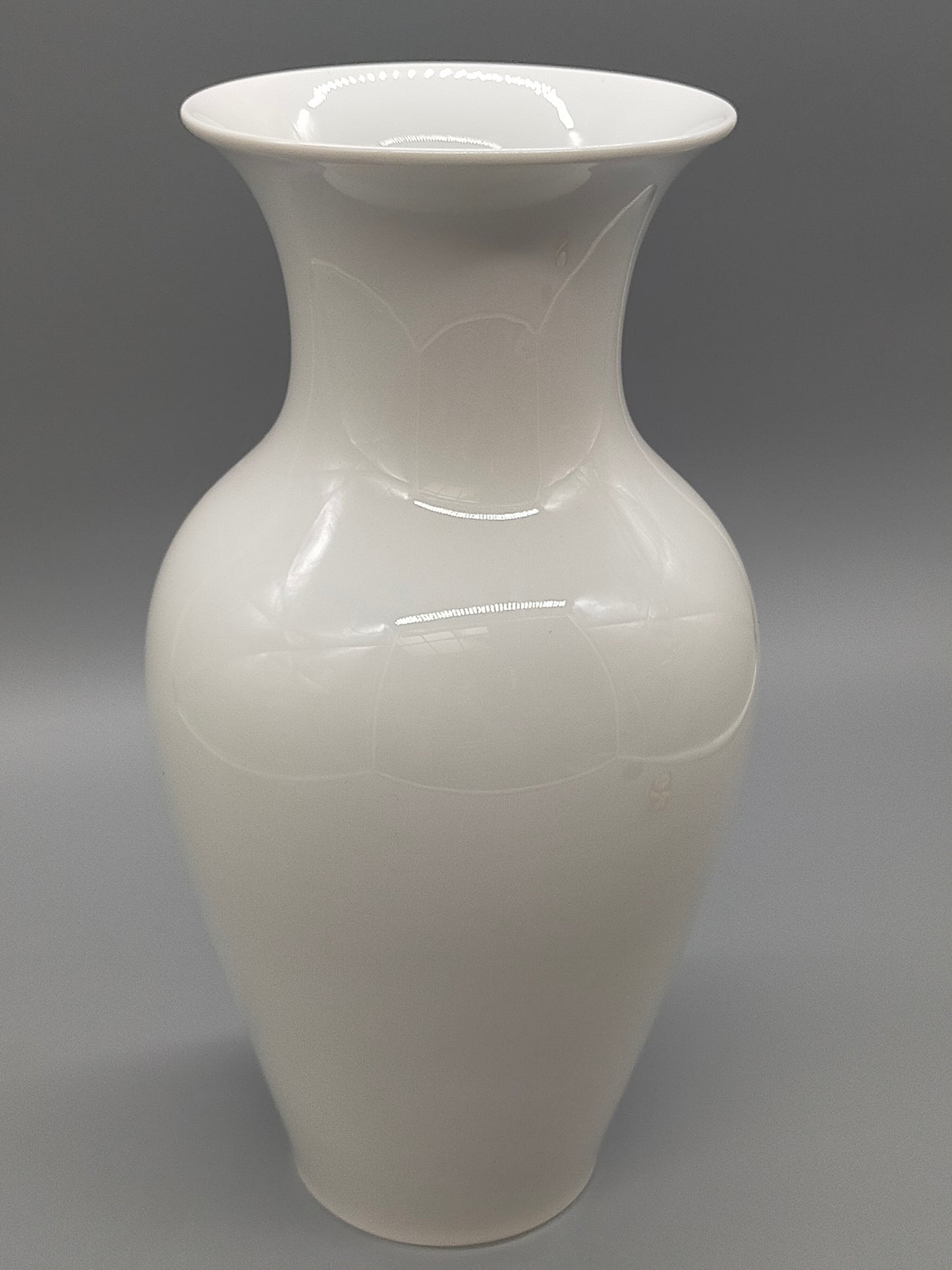 Klassische KPM Berlin Porzellanvase in Weiß Zeitlose Eleganz