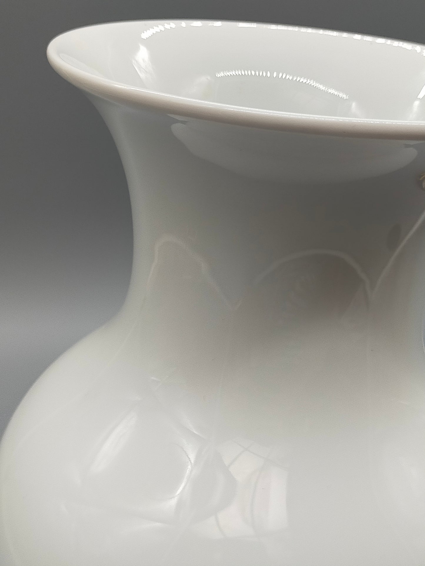 Klassische KPM Berlin Porzellanvase in Weiß Zeitlose Eleganz