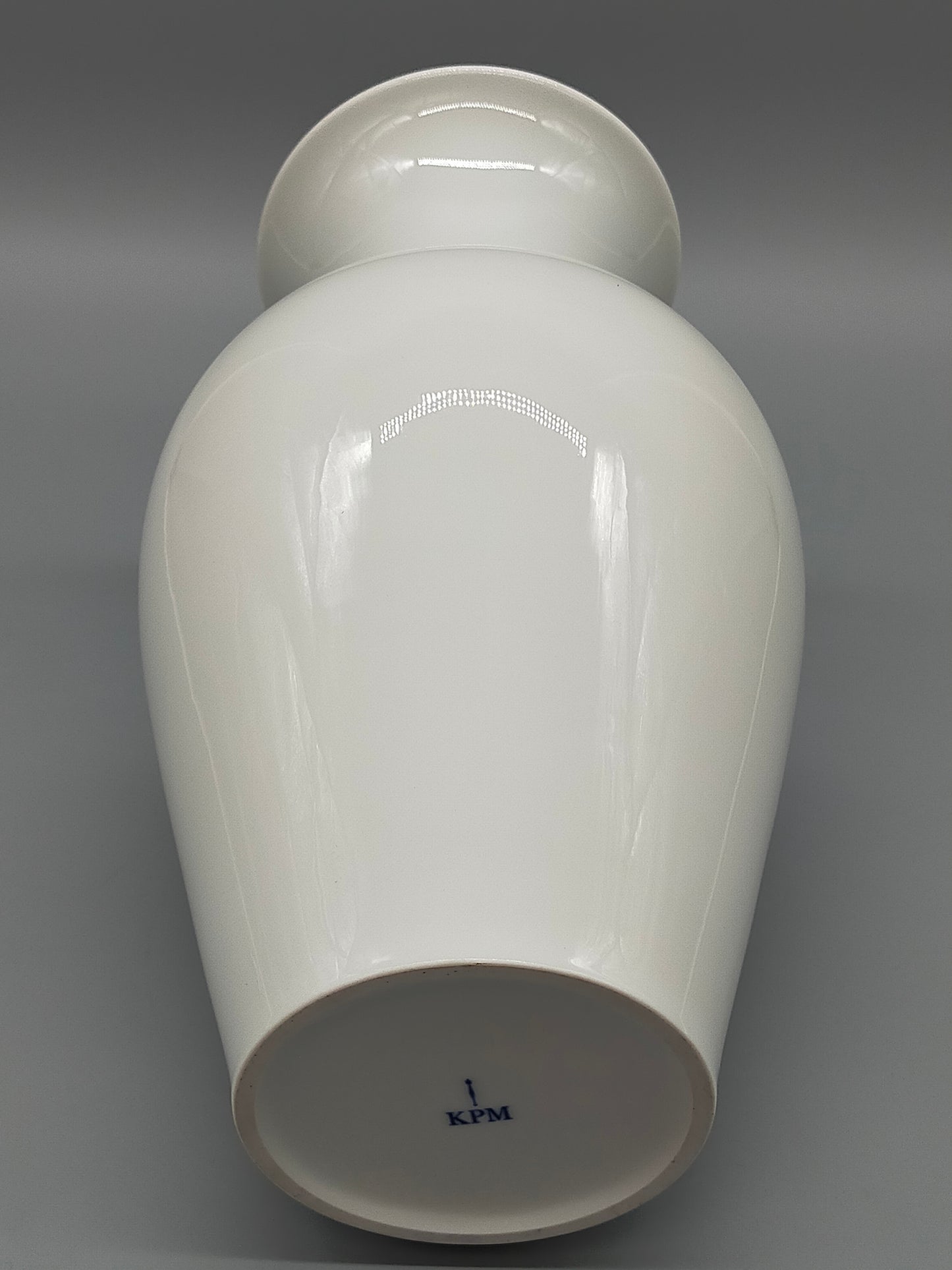 Klassische KPM Berlin Porzellanvase in Weiß Zeitlose Eleganz