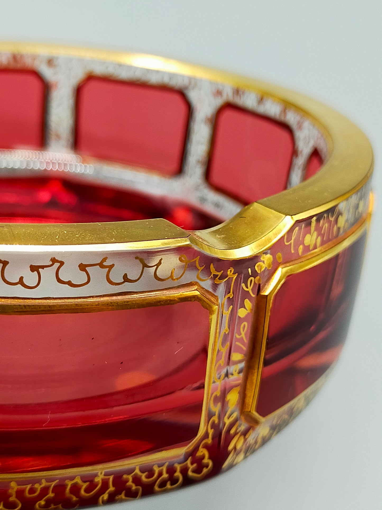 Prachtvoller Böhmischer Kristall Aschenbecher Rubinrot mit Gold